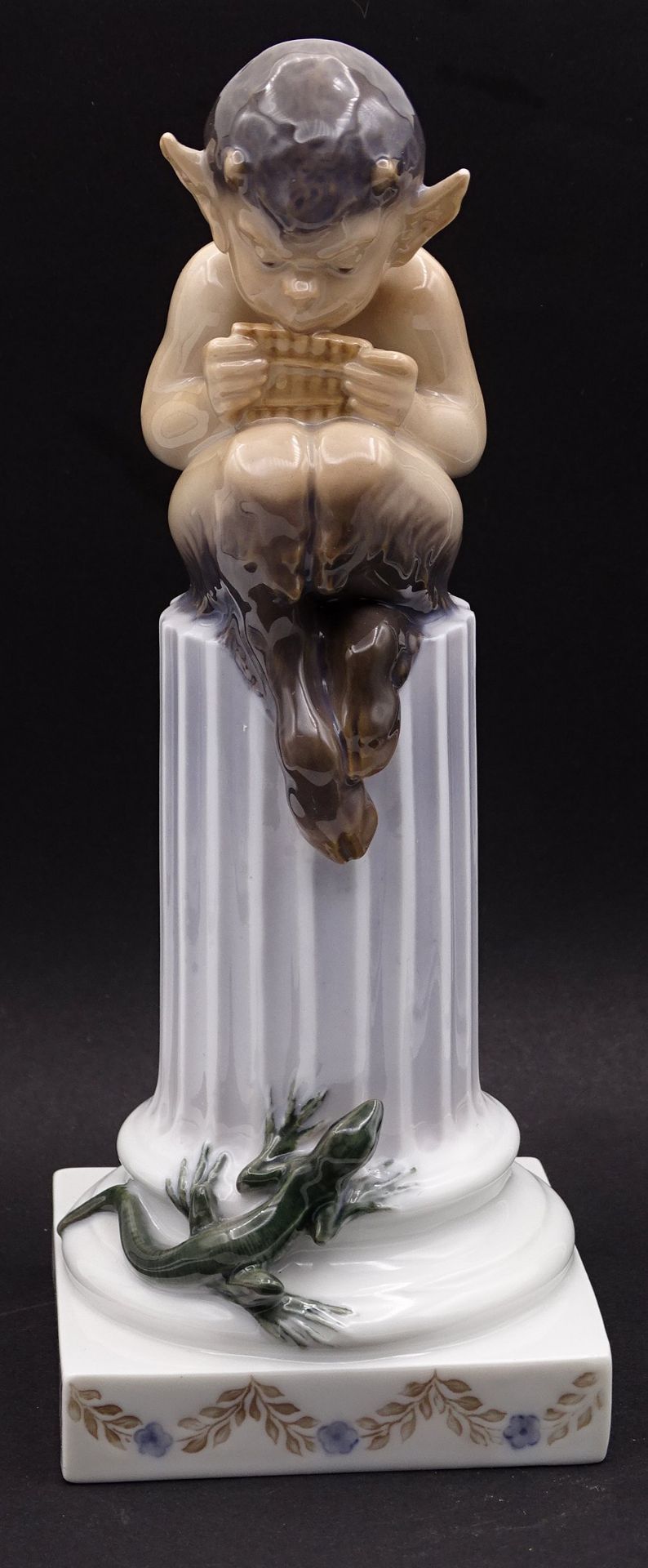 "Royal Copenhagen "Figur: Faun auf Säule mit Eidechse Mod. Nr. 433, H. 22,0cm