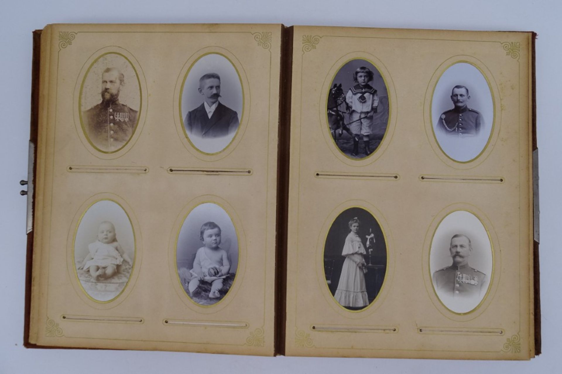 Altes Fotoalbum, samtbezogen, reliefierte Metallplakette auf dem Deckel, ca. 1900, Fotos teilw. bes - Bild 5 aus 10