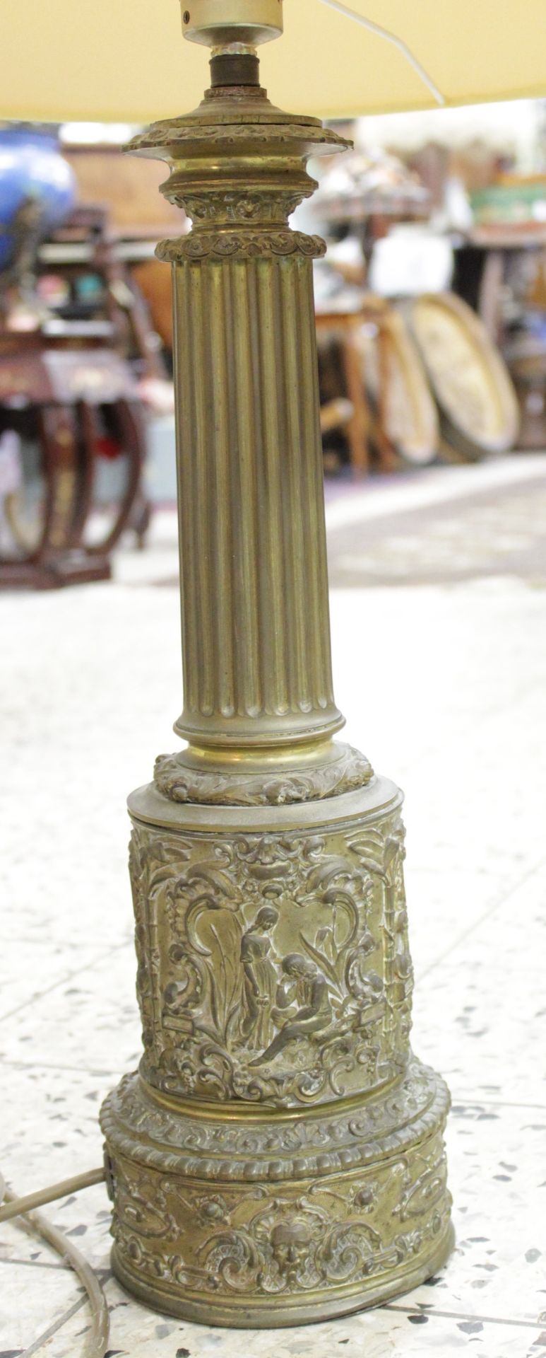 Tischlampe, reliefierter Messingstand, 19. Jhd., H-82,5cm. - Bild 2 aus 4
