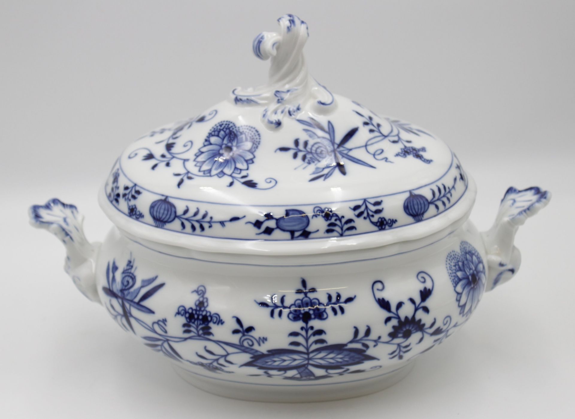 gr. Deckel-Terrine, Meissen Schwertermarke, Zwiebelmuster, 3 Schleifstriche, H-25cm B-36,5cm.