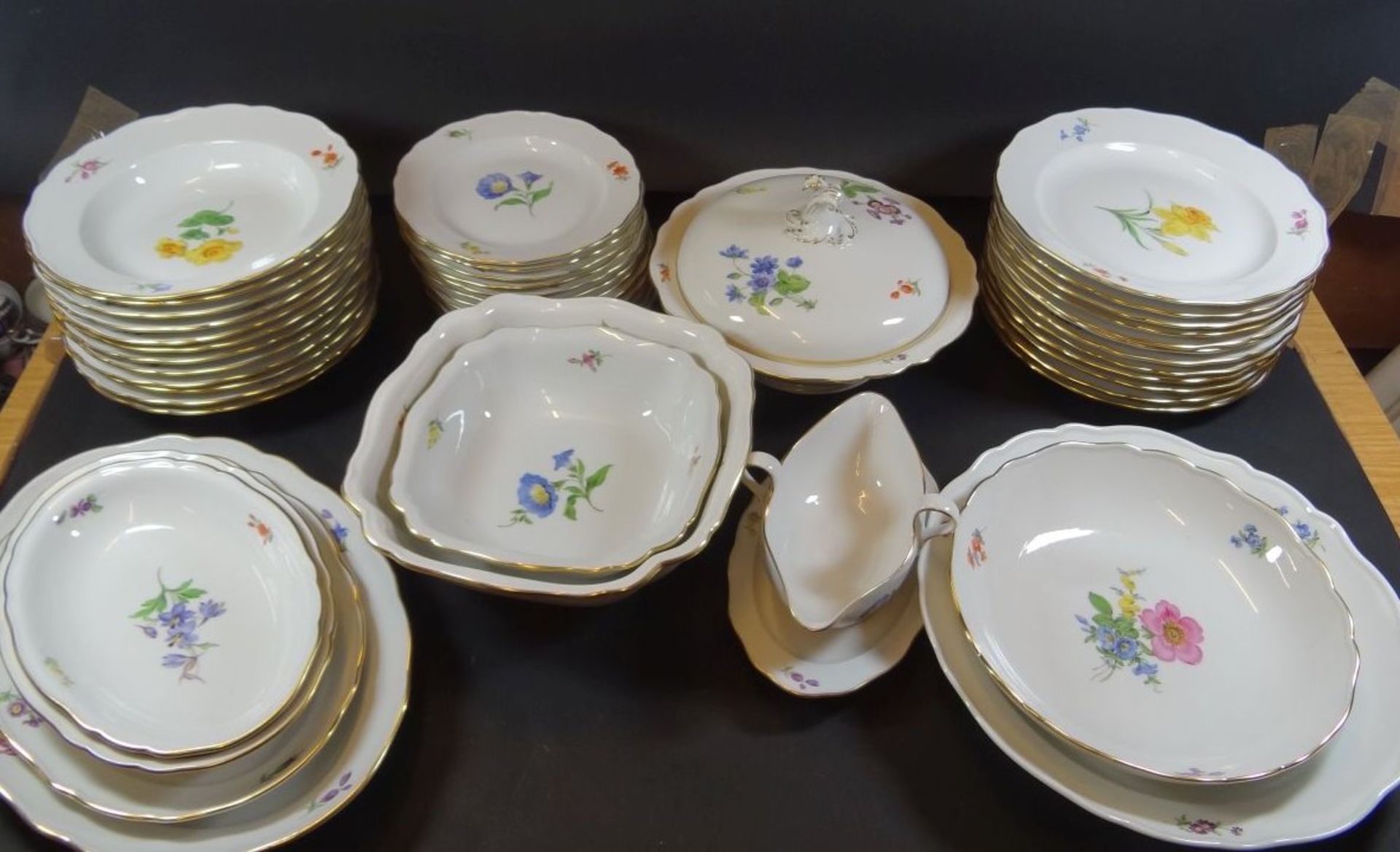 Speiseservice "Meissen" Blumen, 46 Teile für 12 Personen, 12x Speiseteller D-25 cm, , 12x Suppentel