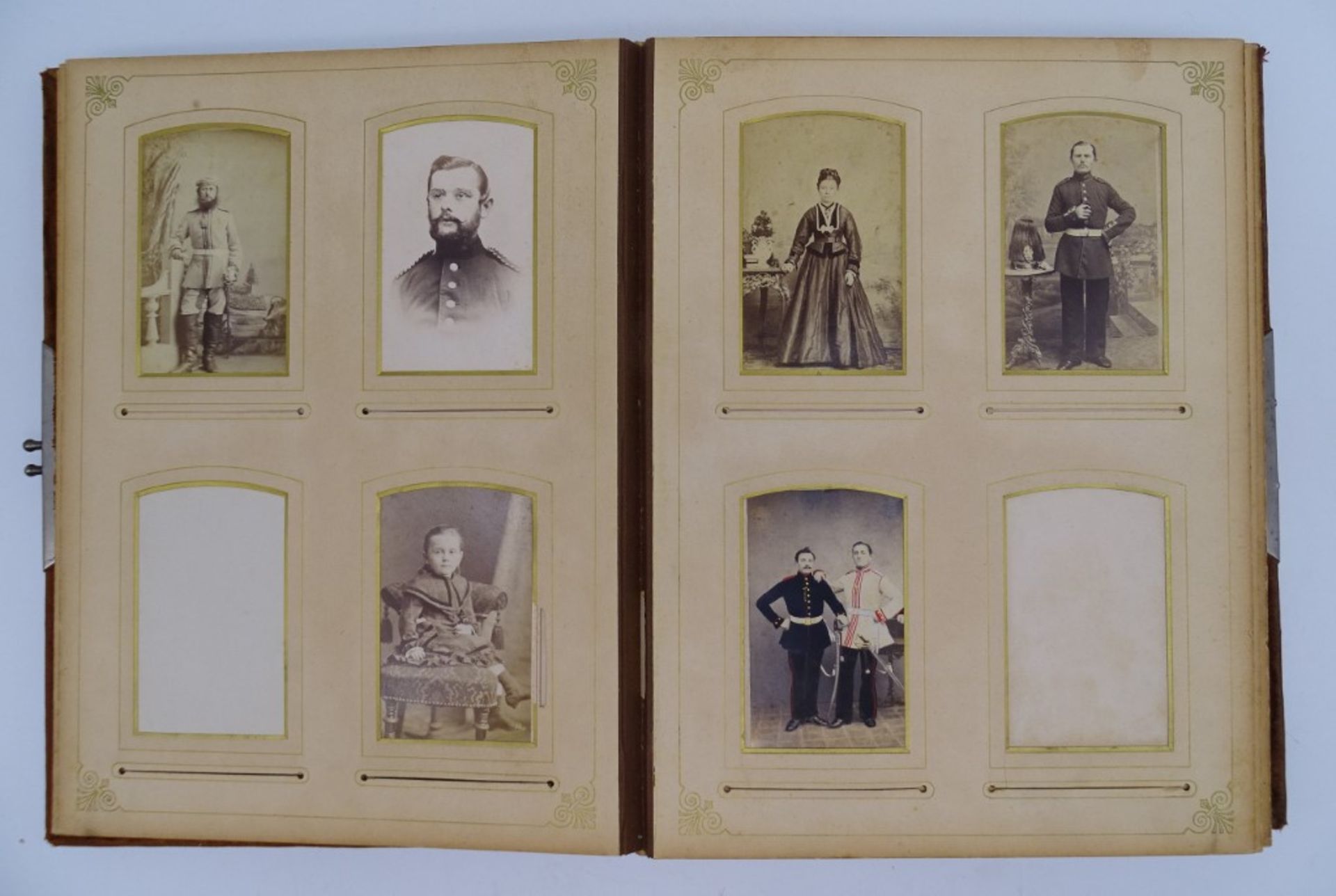 Altes Fotoalbum, samtbezogen, reliefierte Metallplakette auf dem Deckel, ca. 1900, Fotos teilw. bes - Bild 4 aus 10