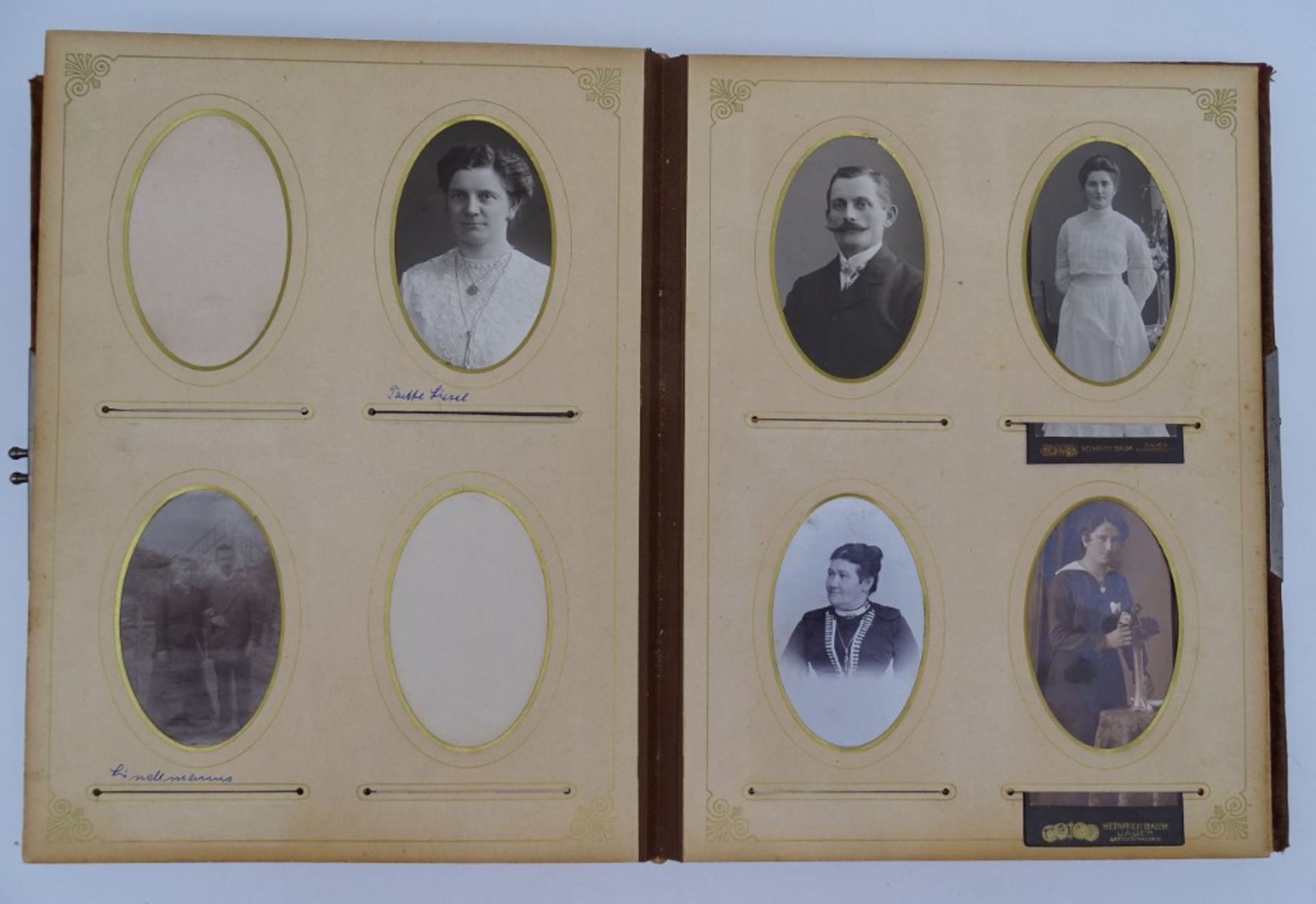 Altes Fotoalbum, samtbezogen, reliefierte Metallplakette auf dem Deckel, ca. 1900, Fotos teilw. bes - Bild 6 aus 10