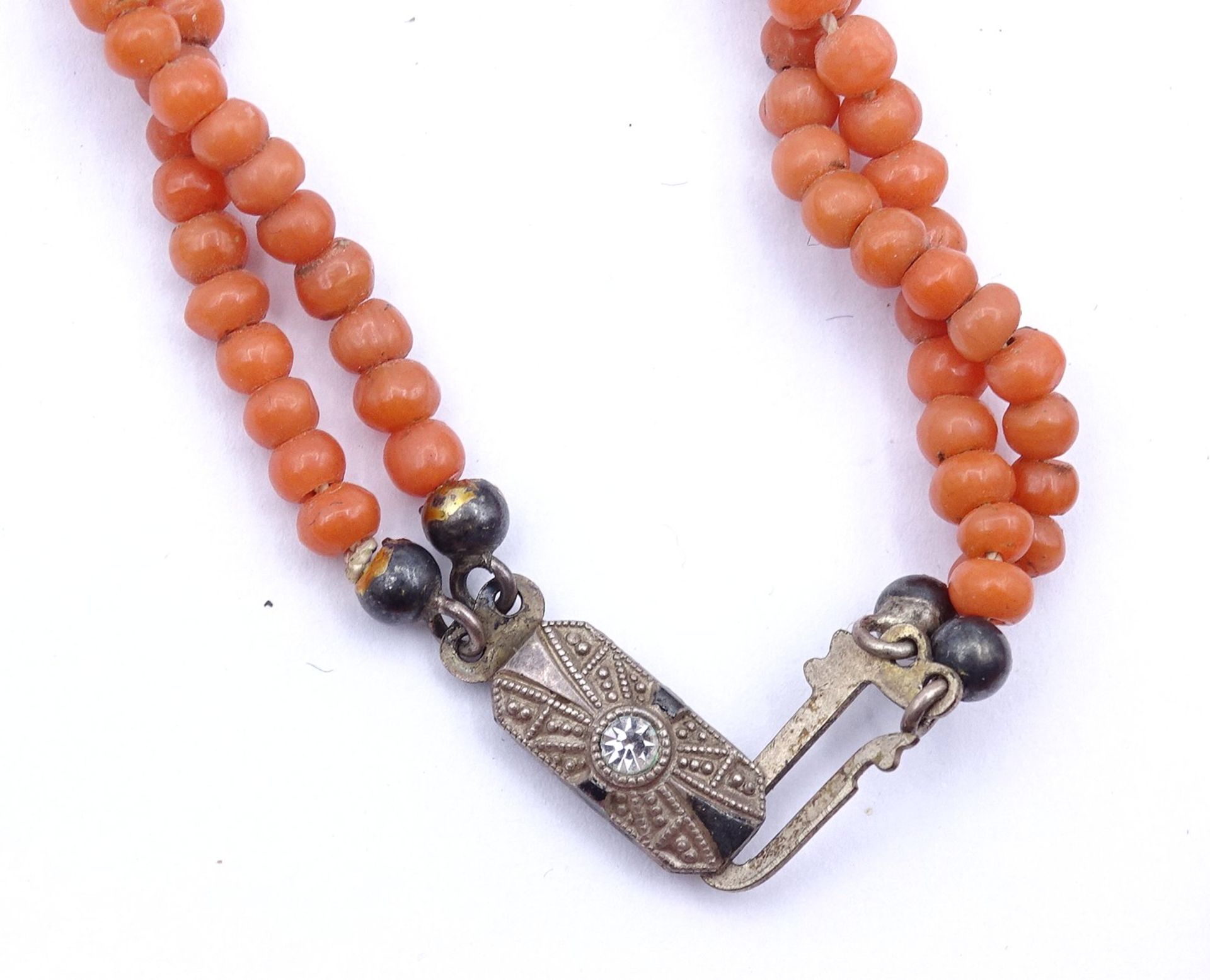 2-reihige Korallen Halskette mit einer 835er Silber Schließe, L. 43,5cm, Verschluss schliesst nicht - Bild 2 aus 7