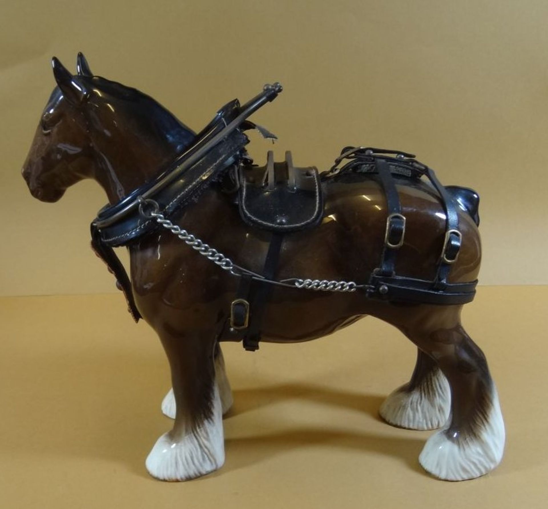 gr. Pferd "Beswick" England, mit Zaumzeug  H-21 cm, L-25 cm