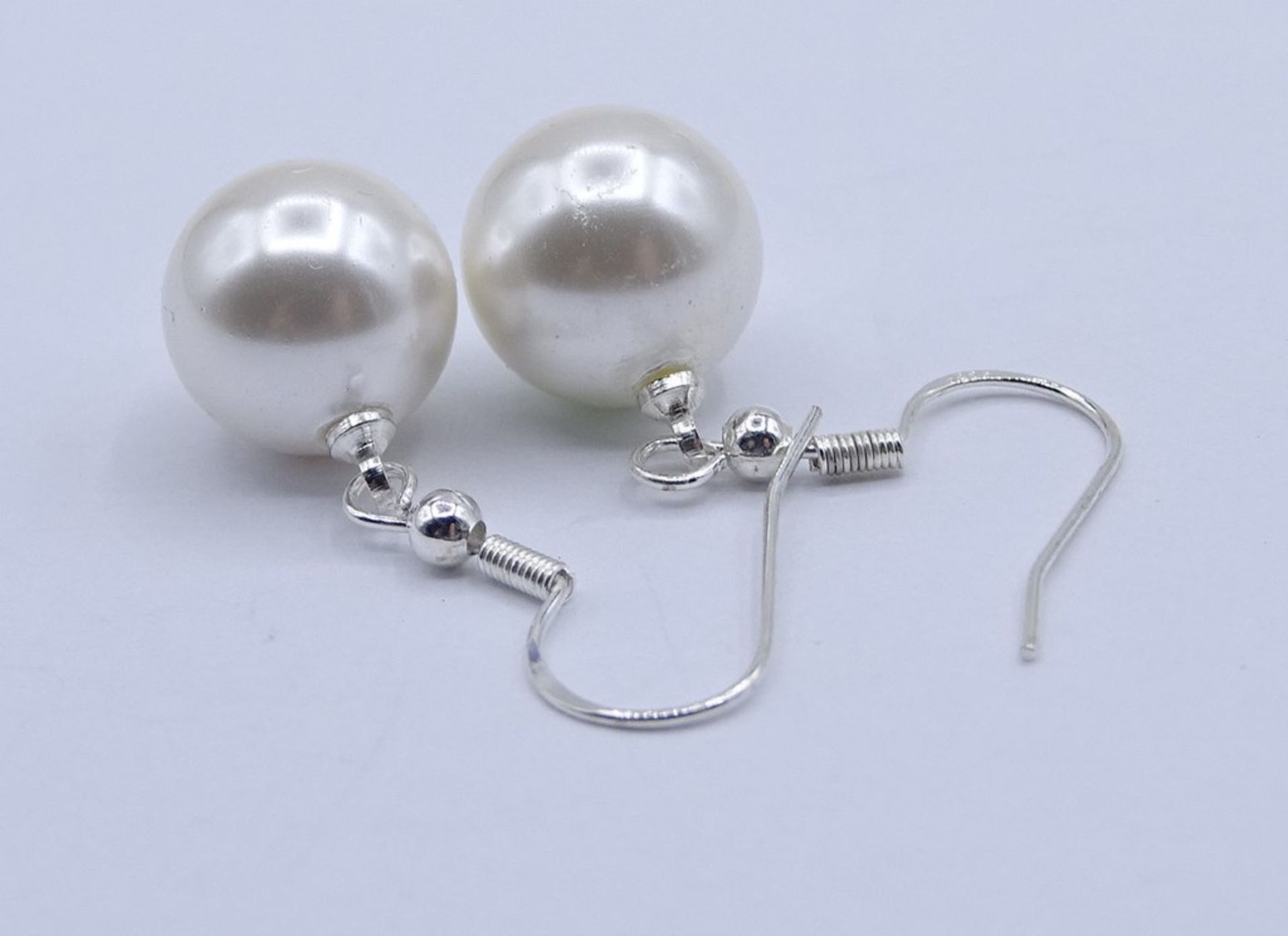 Perlenohrhänger, 925er-Silbermontur, Ø Perlen: 1,1 cm, L. 3,5 cm, 5 gr., eine Perle mit Kratzer - Bild 4 aus 4