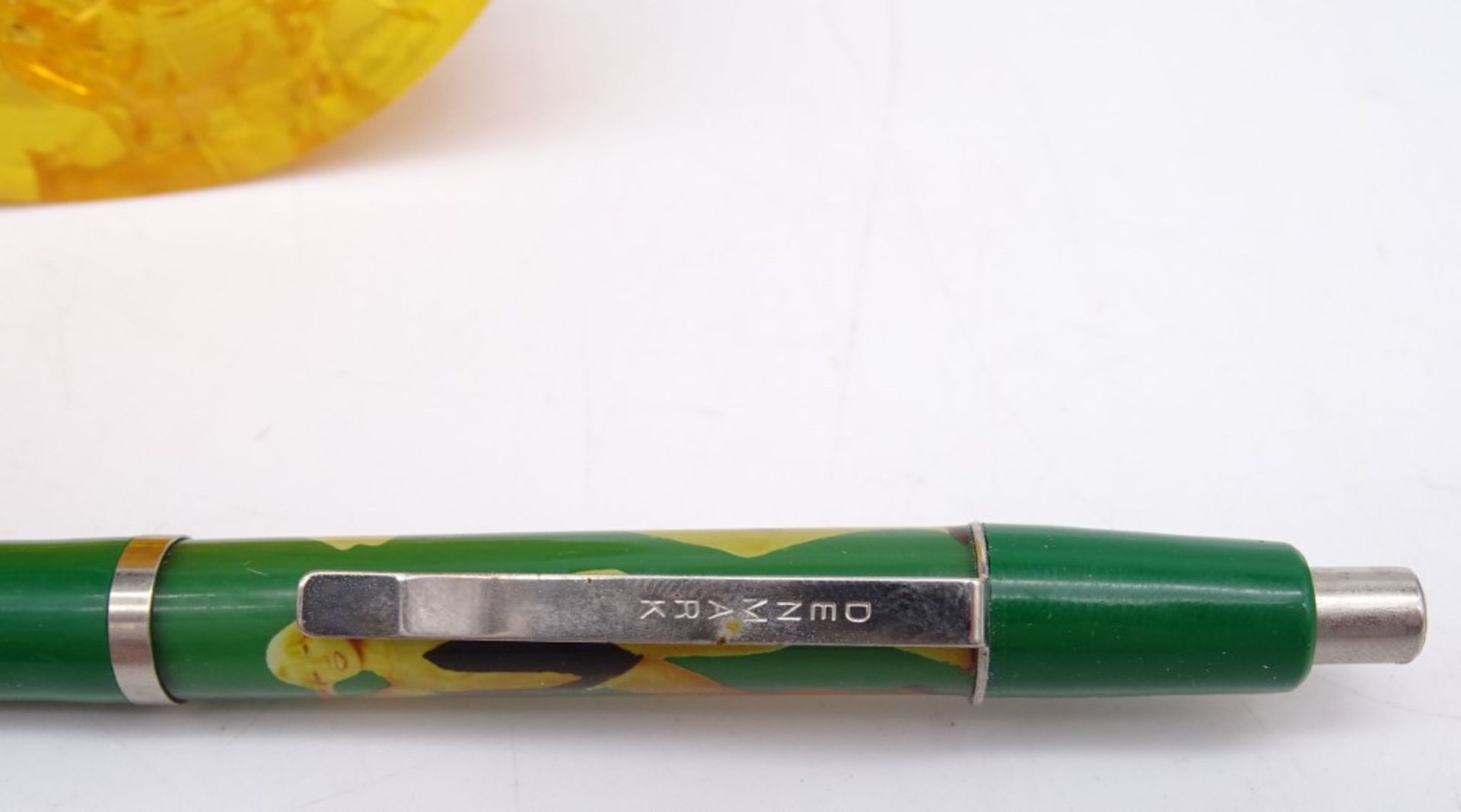 Stifthalter aus Bakelit?, 1950er-Jahre, Stift mit Pinup-Motiv, beides mit Alters- und Gebrauchsspur - Bild 4 aus 5