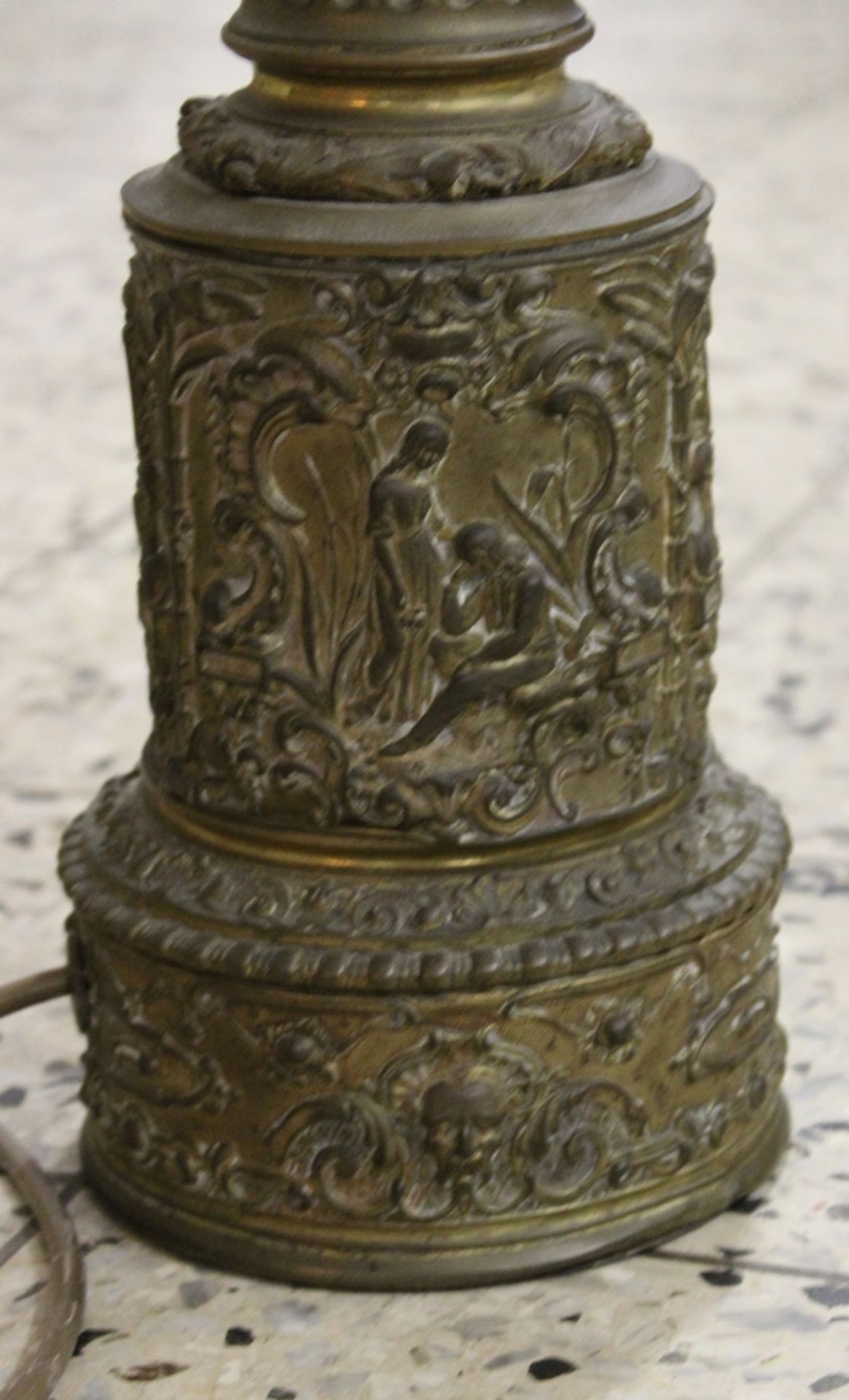 Tischlampe, reliefierter Messingstand, 19. Jhd., H-82,5cm. - Bild 3 aus 4