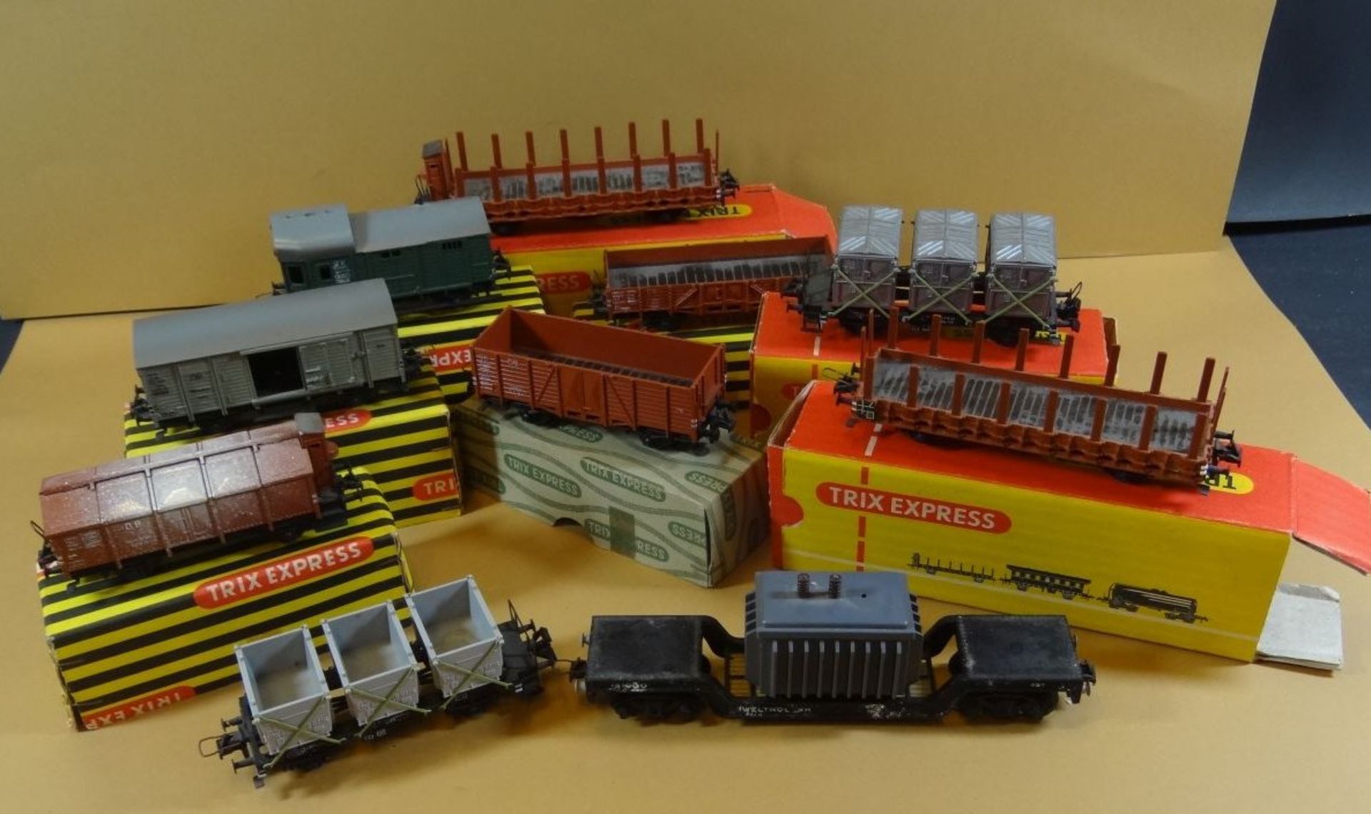 10x Güterwagen "Trix Express" tw. in Kartons