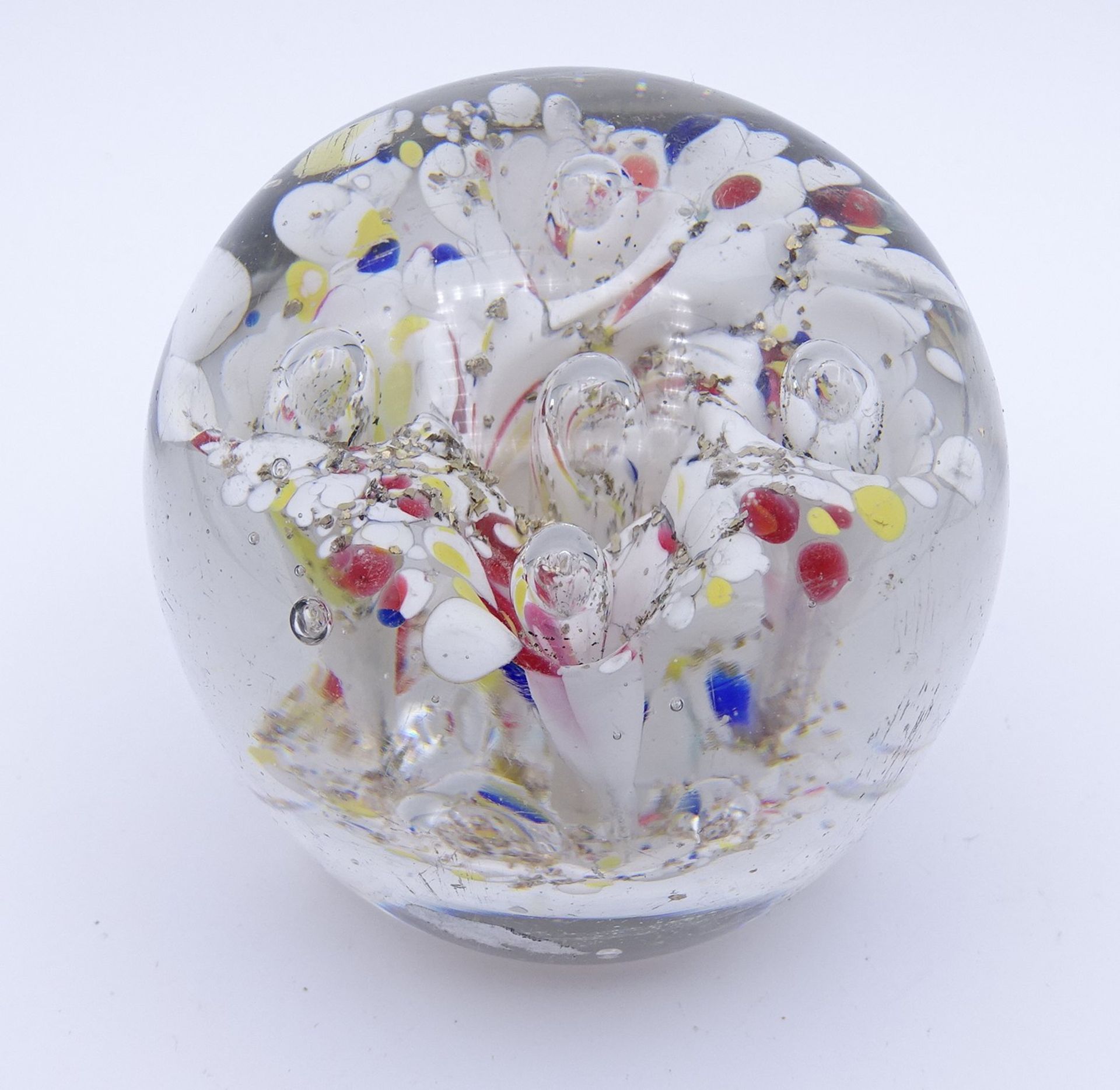 Paperweight mit weißen Einschmelzungen in Blütenform, H. 7,1cm - Bild 2 aus 3