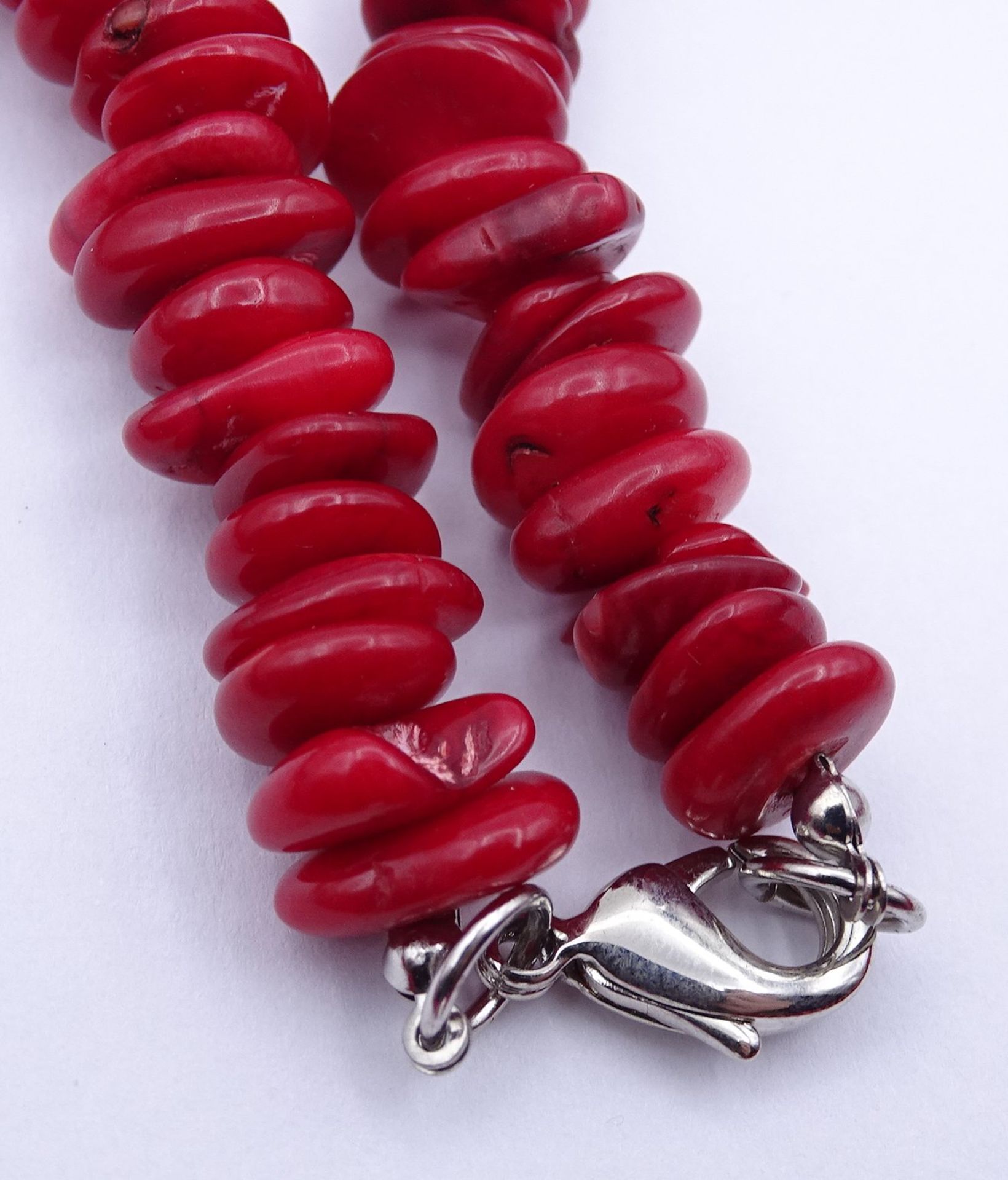 Halskette mit roten Scheiben und einer Kunstperle, silberfarbener Karabiner, L. 48,5cm - Bild 2 aus 4