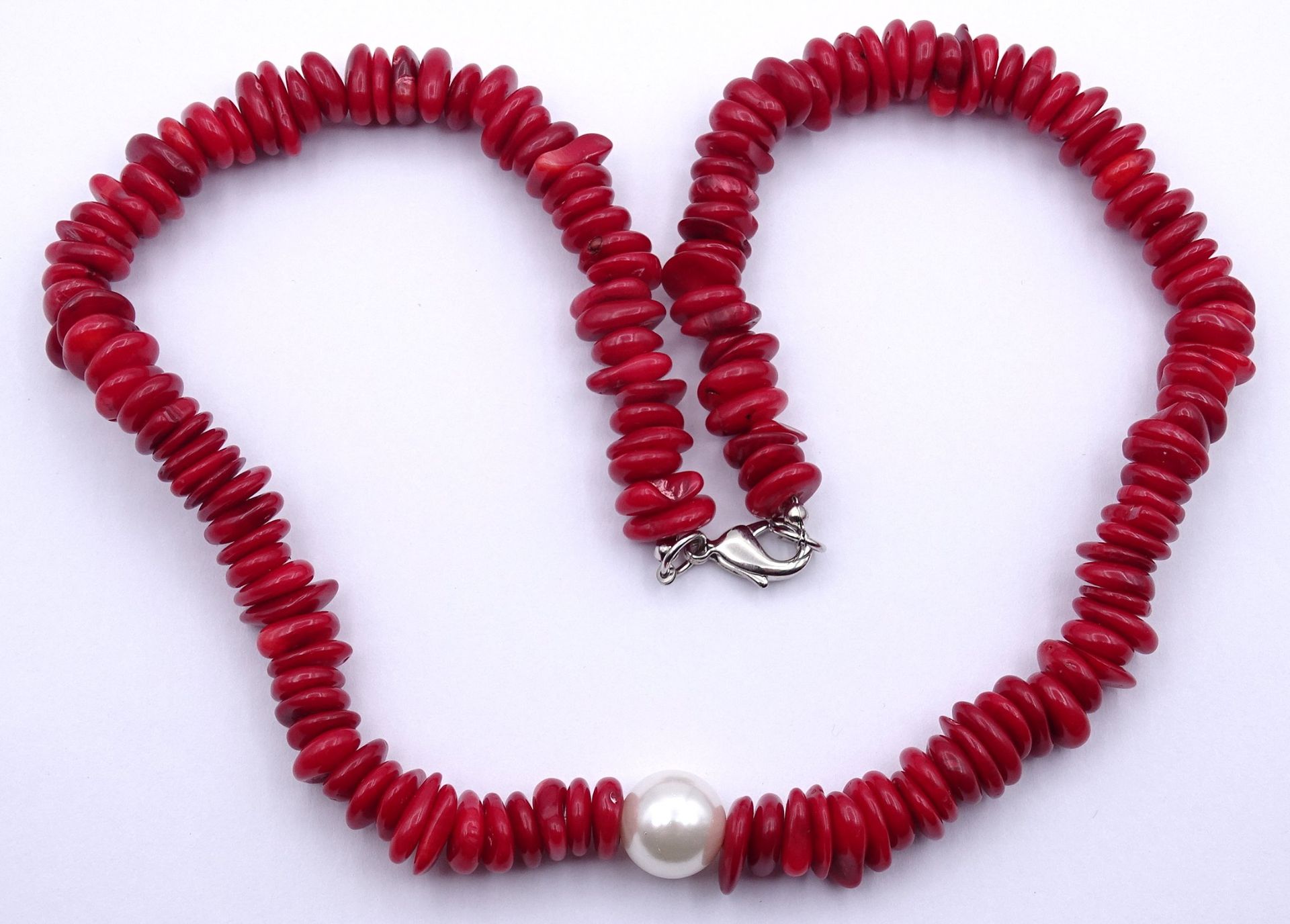 Halskette mit roten Scheiben und einer Kunstperle, silberfarbener Karabiner, L. 48,5cm