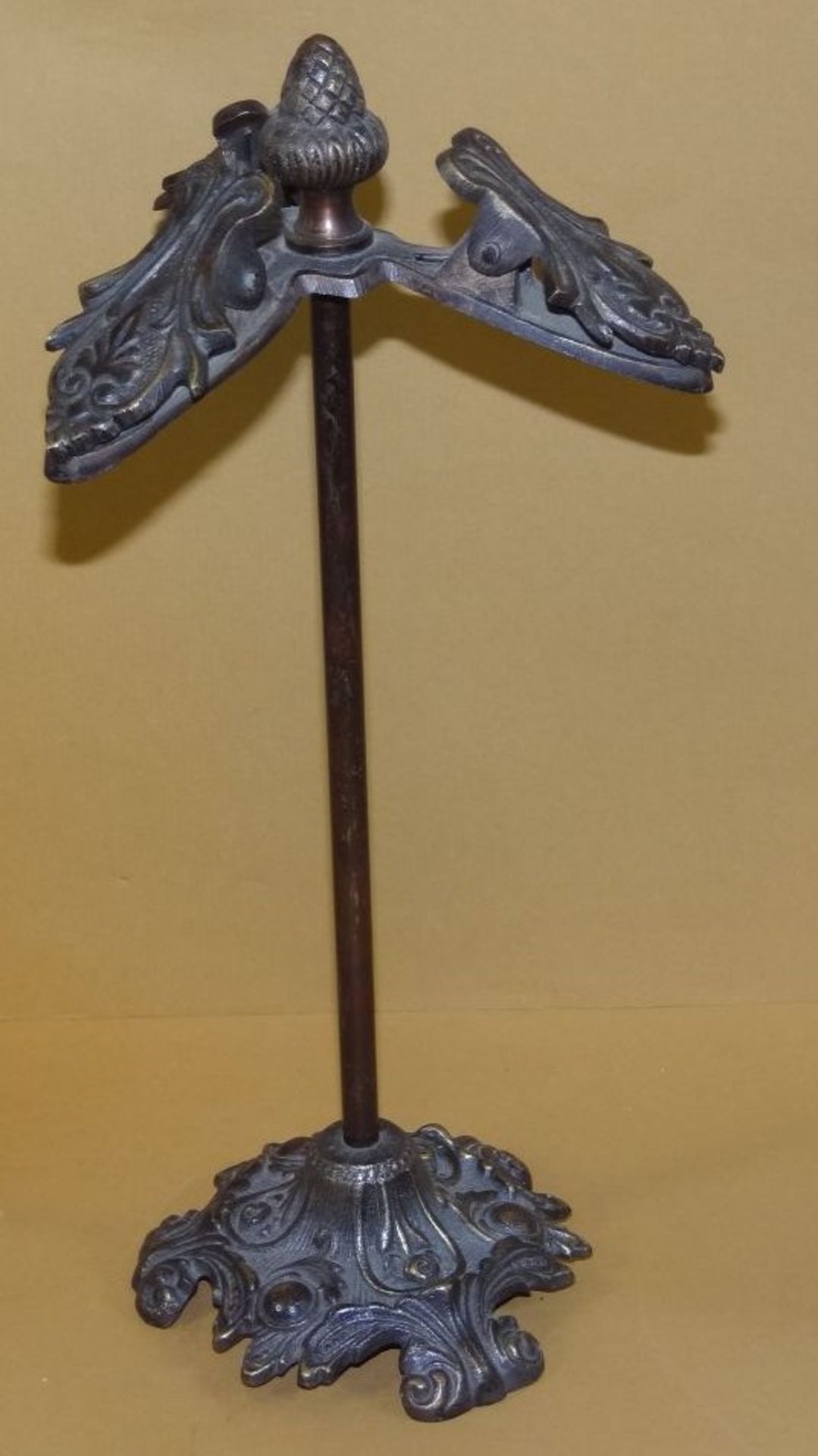 Bronze-3-fach Papierklemme auf Stand, H-25 cm,