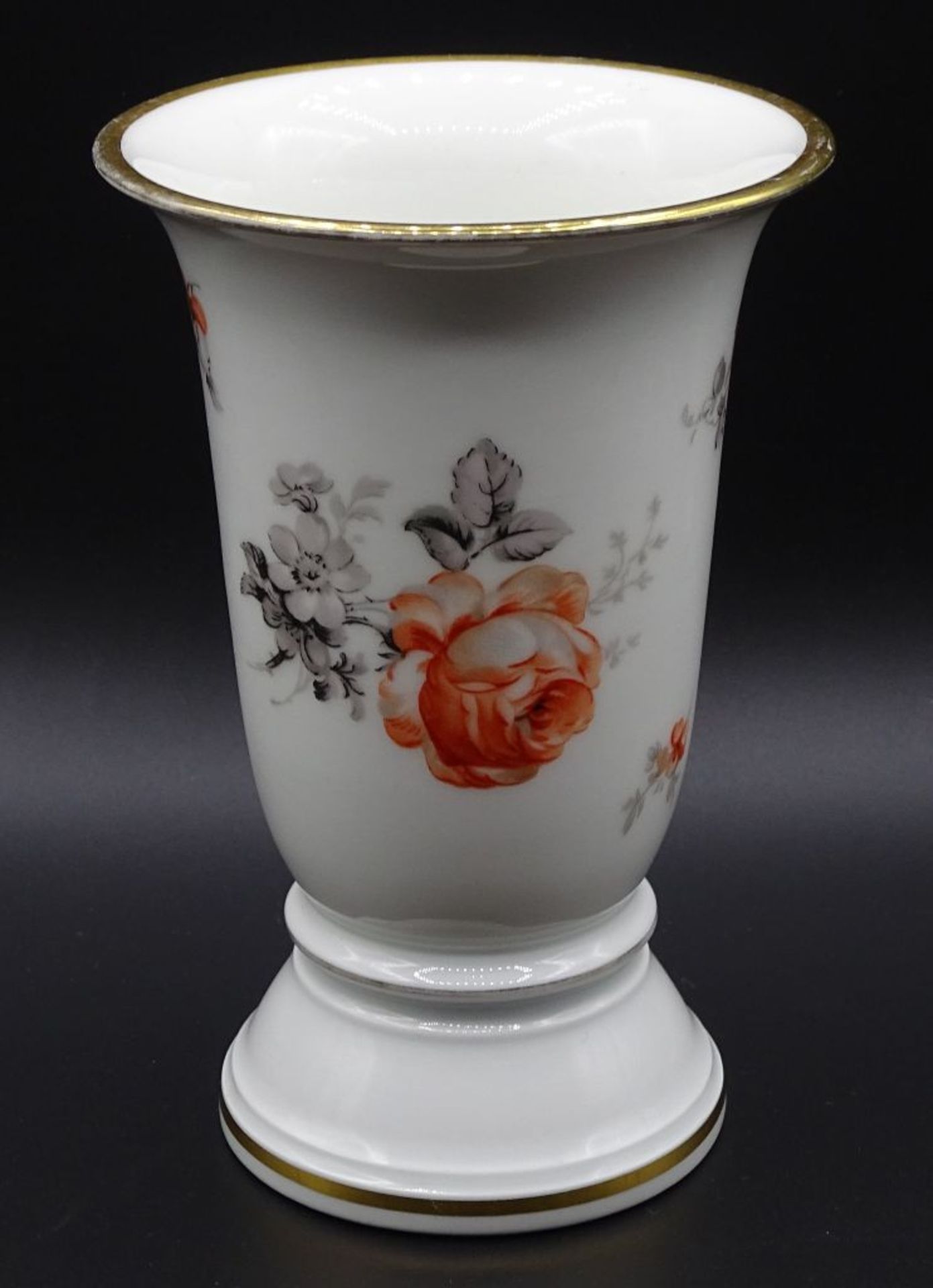 kl. Vase, Rosenthal, älter, florales Dekor, Goldrand, leicht berieben, H-15cm. - Bild 3 aus 4