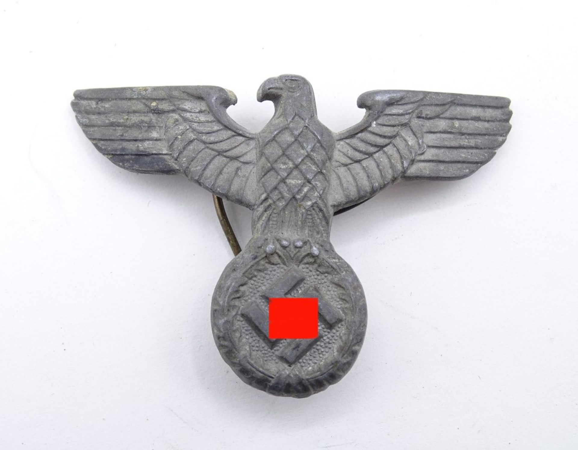 Mützenabzeichen aus Metall, Reichsadler Wehrmacht, Rückseite mit Punzen, unleserlich