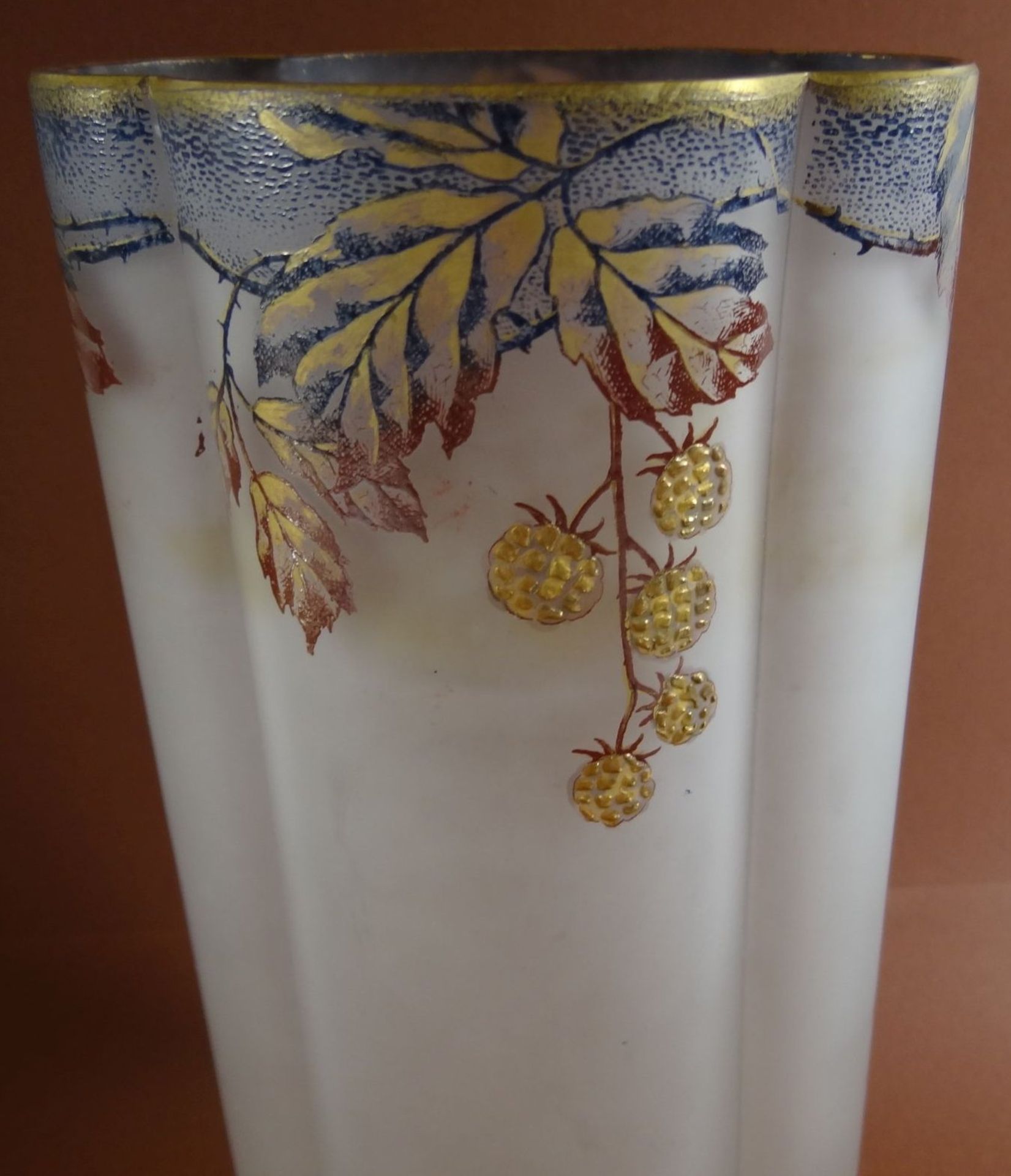 ovoide Jugendstil-Vase, Milchglas  mit Beerendekor, H-22 cm, B-11 cm - Bild 4 aus 8