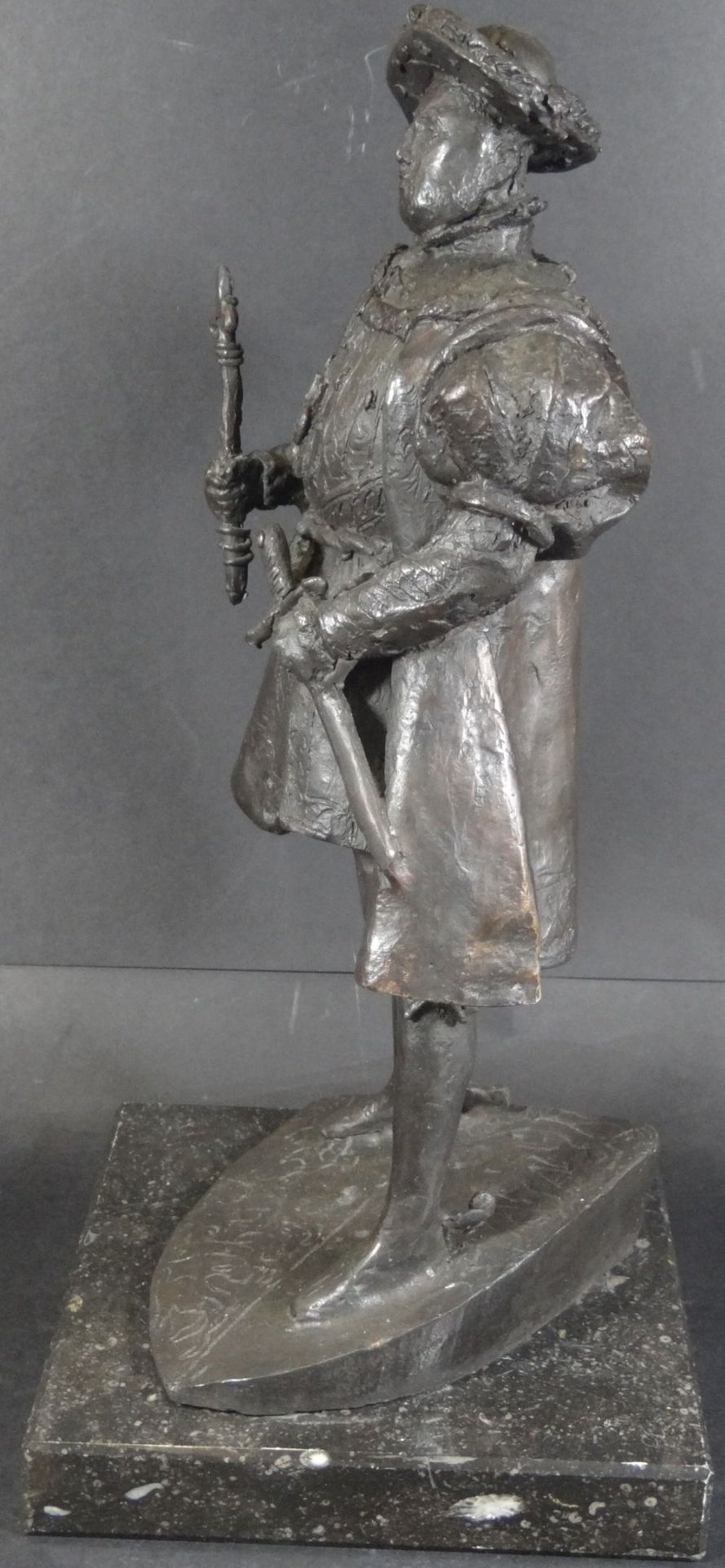 Bronze "König Heinrich VIII auf Schild" Marmorplinthe, H-34 cm, 16x16 cm, 5 kg. - Bild 4 aus 7