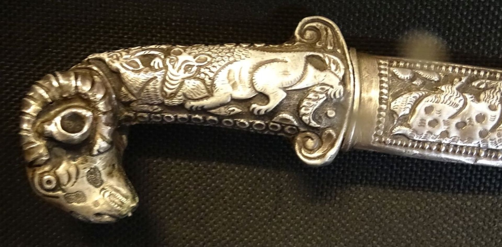 silberner orientalischer Schmuckdolch, gefüllter Silbergriff mit Widderkopf, Scheide mit Tier-Relie - Bild 5 aus 9