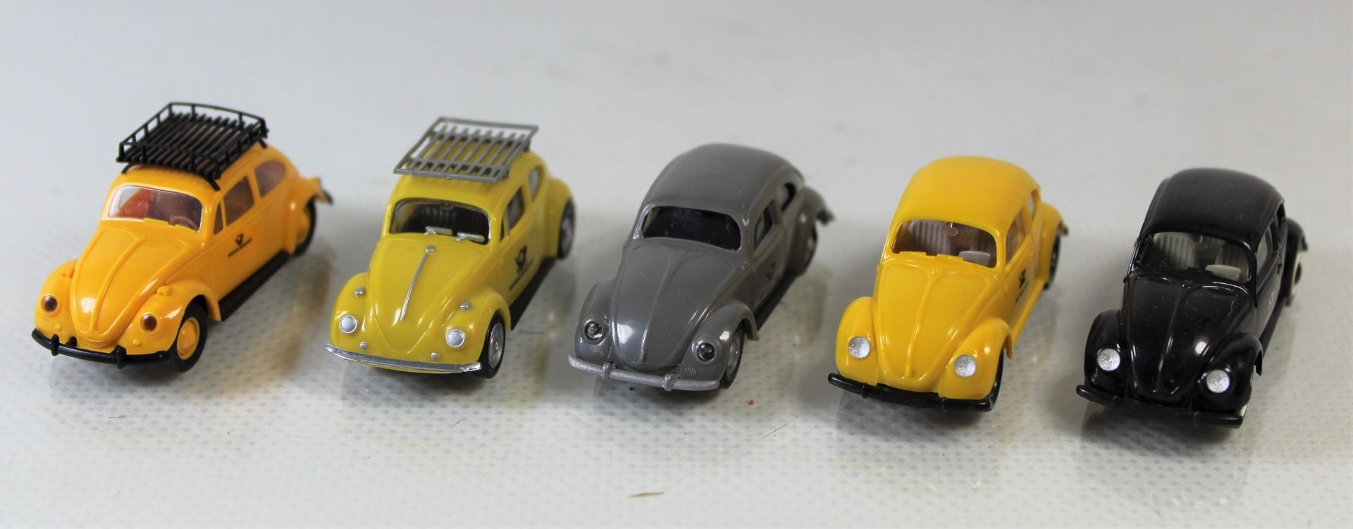 5 Modellbaufahrzeuge VW Käfer mit Deutsche Post/Funkmessdienst Beschriftung, 1 x Herpa, 1 x Brekina