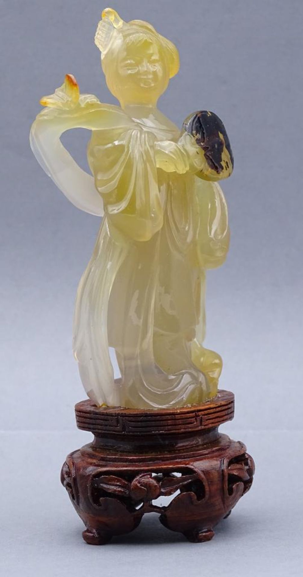 gelbe Jadeschnitzerei, Chinesin mit Fächer auf Holzsockel, China, 18/19. Jhd? , H-ca. 14 cm, rechte