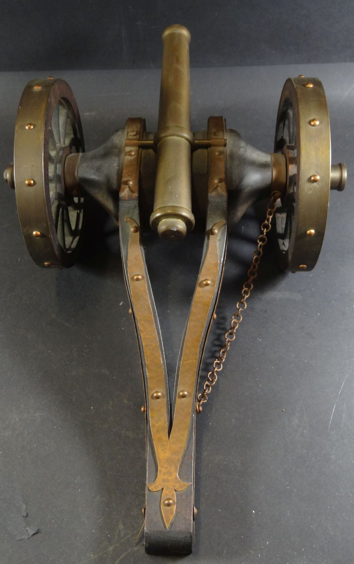 Modell einer Kanone auf Lafette, Holz/Kupfer/Messing, am rechten Rad fehlen Schrauben, H-14 cm, L-4 - Bild 3 aus 7