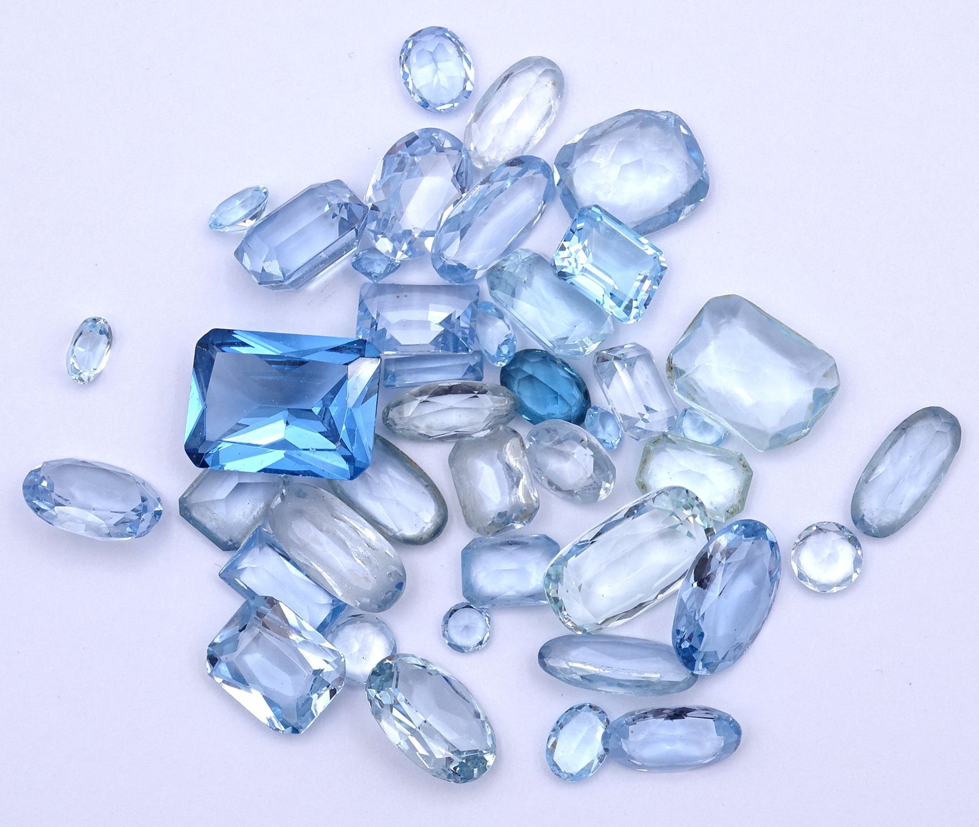 Konvolut blauer Halb-/Edel/ und Schmucksteine , zus. 180ct.