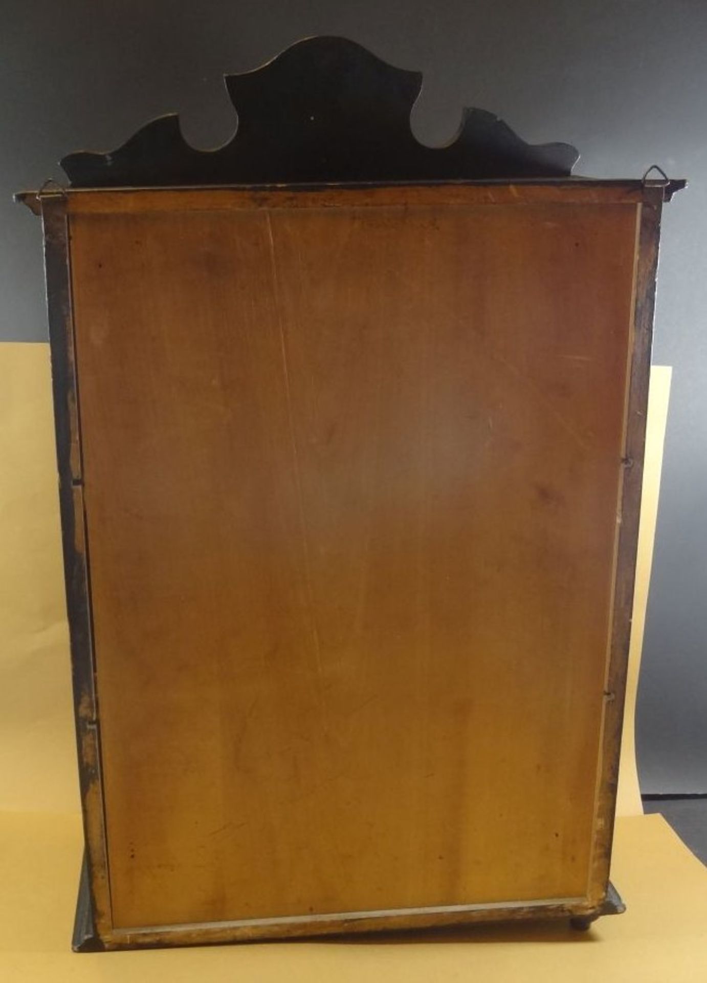 Wandschränkchen mit Kerbschnitzerei um 1930, guter Zustand, ein Standkugelbeinchen fehlt. H-65 cm, - Image 8 of 9