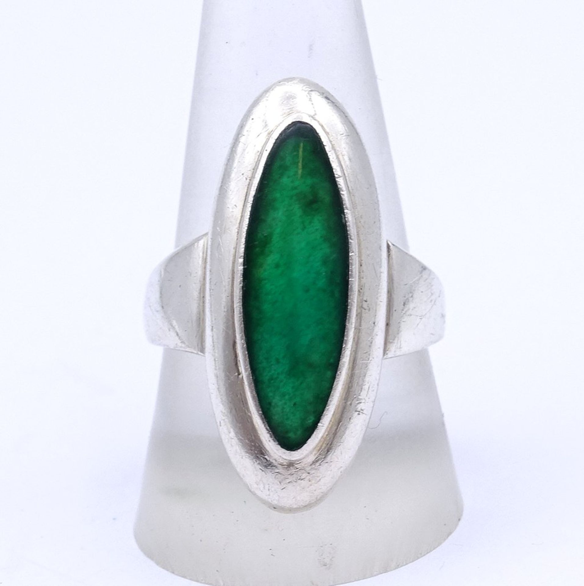 Silber Ring mit einem grünen Stein, 6,9g., RG 60 (innen stark verschmutzt)