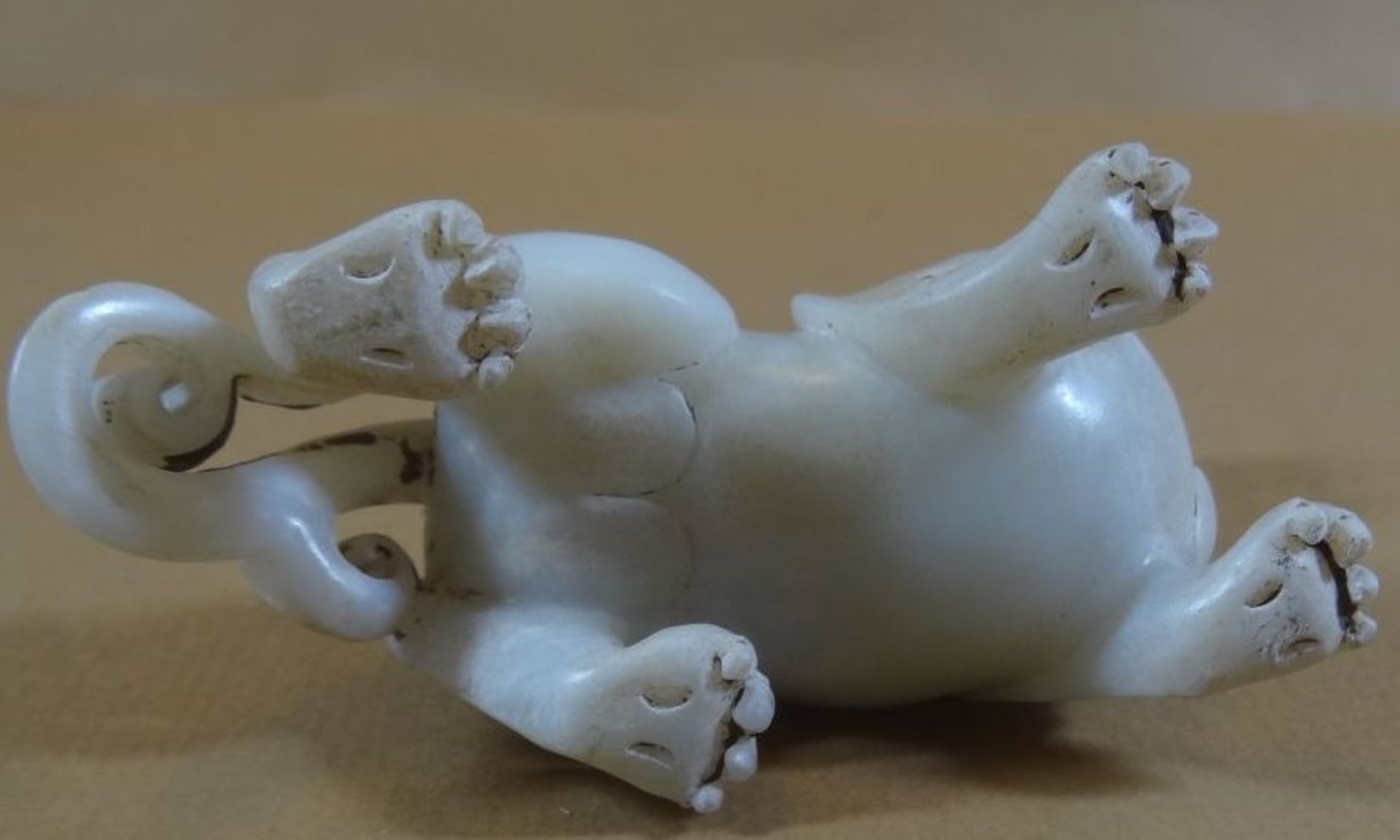 kl. Jade ? Fu-Hund, wohl China, H-6 cm, L-9 cm - Bild 6 aus 6