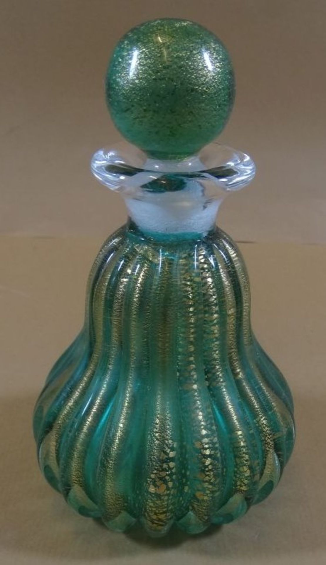 Murano Flacon, grün mit Goldflitter, Etikett "Küster Perry", H-15 cm