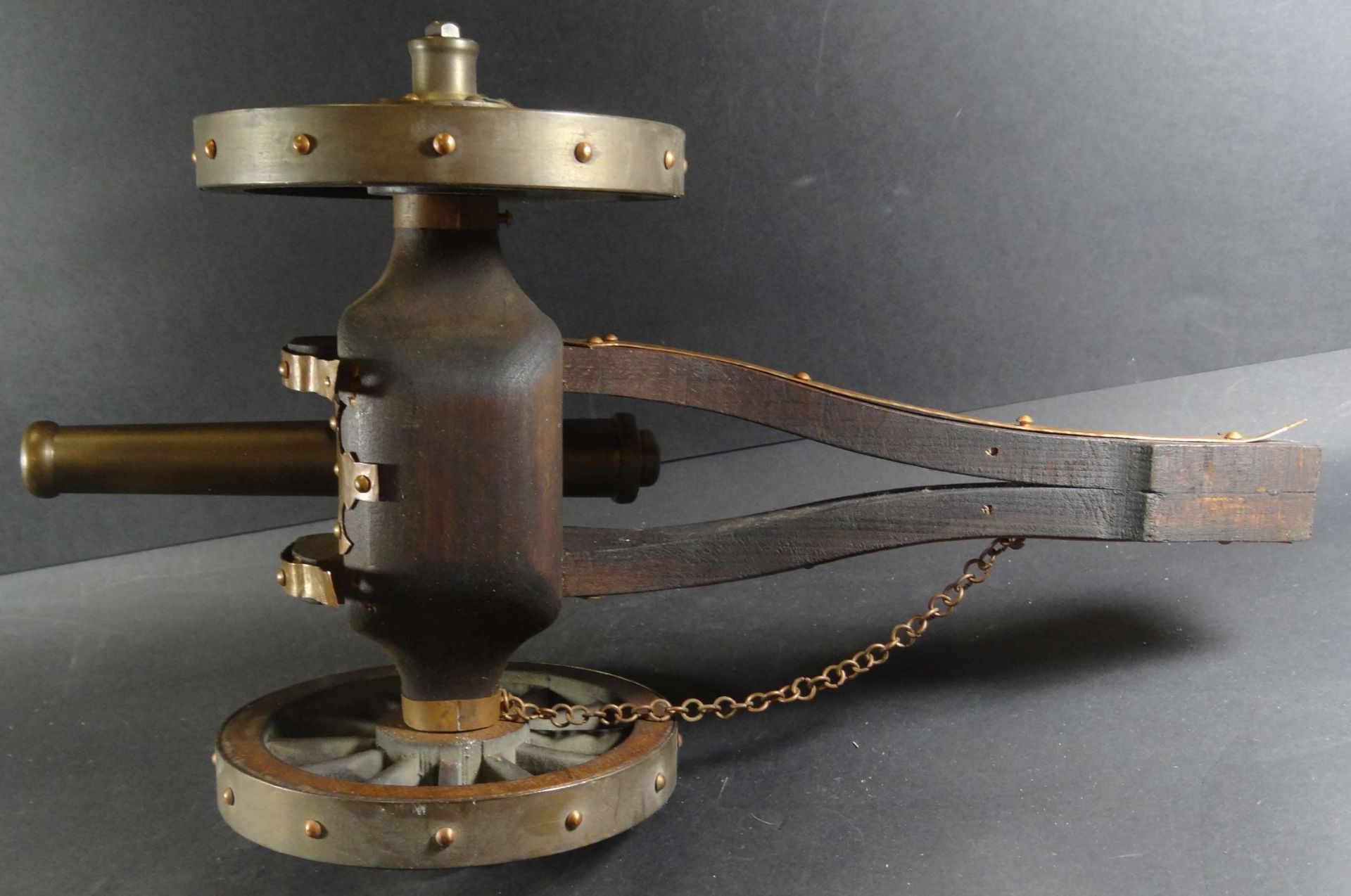 Modell einer Kanone auf Lafette, Holz/Kupfer/Messing, am rechten Rad fehlen Schrauben, H-14 cm, L-4 - Bild 6 aus 7