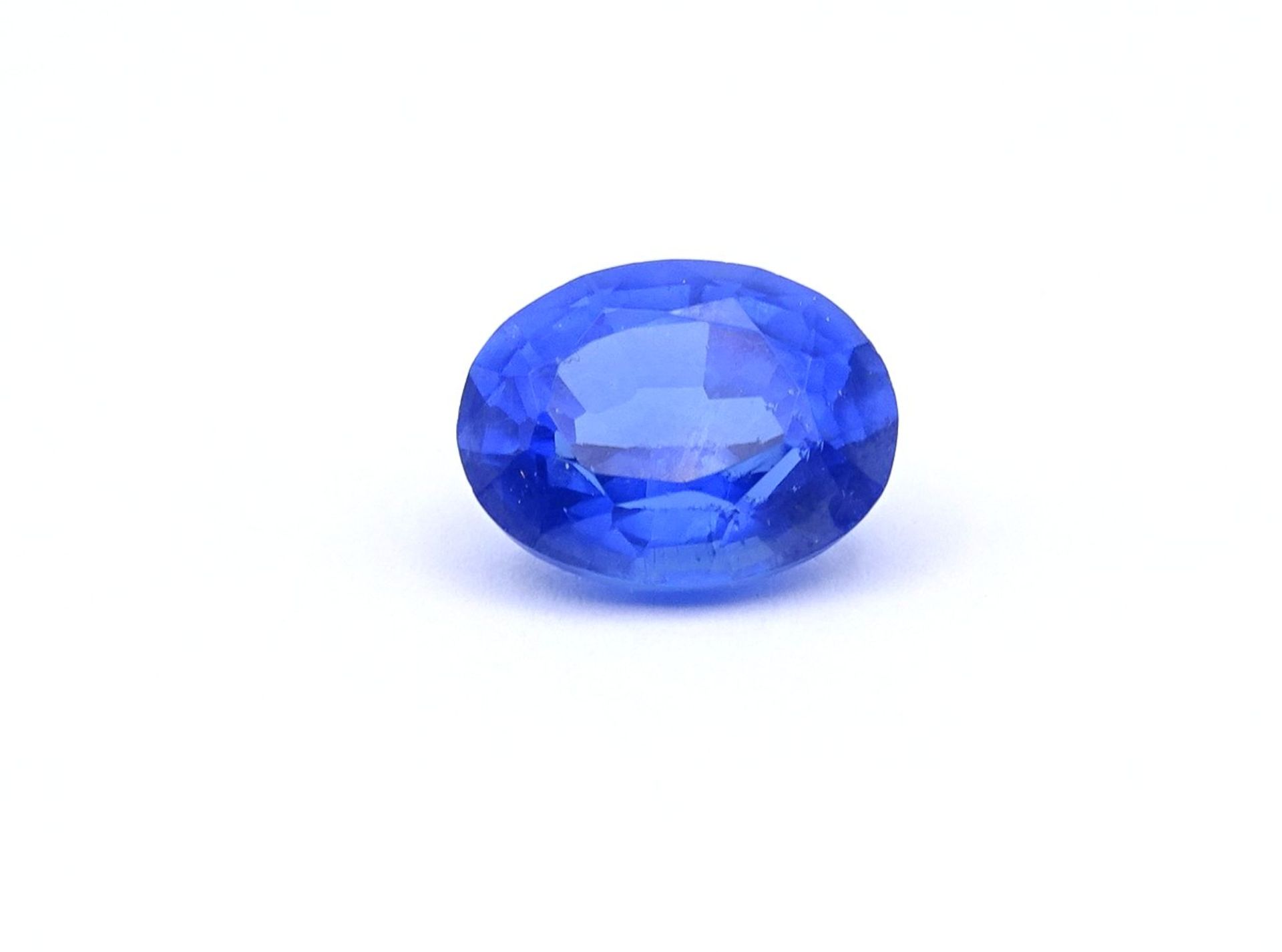 Blauer Saphir im Ovalschliff, 8,4 ct., behandelt, mit Zertifikat, ca. 1,3 x 1 x 0,7 cm - Bild 2 aus 4