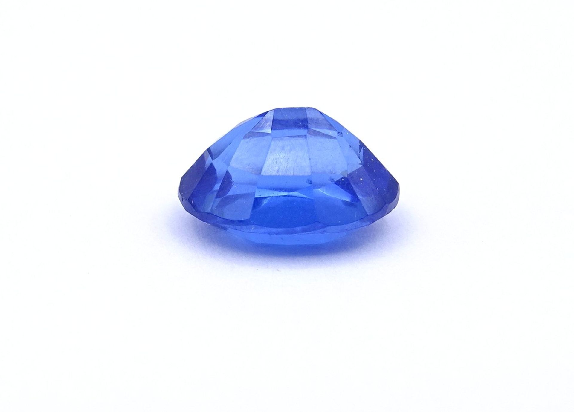 Blauer Saphir im Ovalschliff, 8,4 ct., behandelt, mit Zertifikat, ca. 1,3 x 1 x 0,7 cm - Bild 4 aus 4