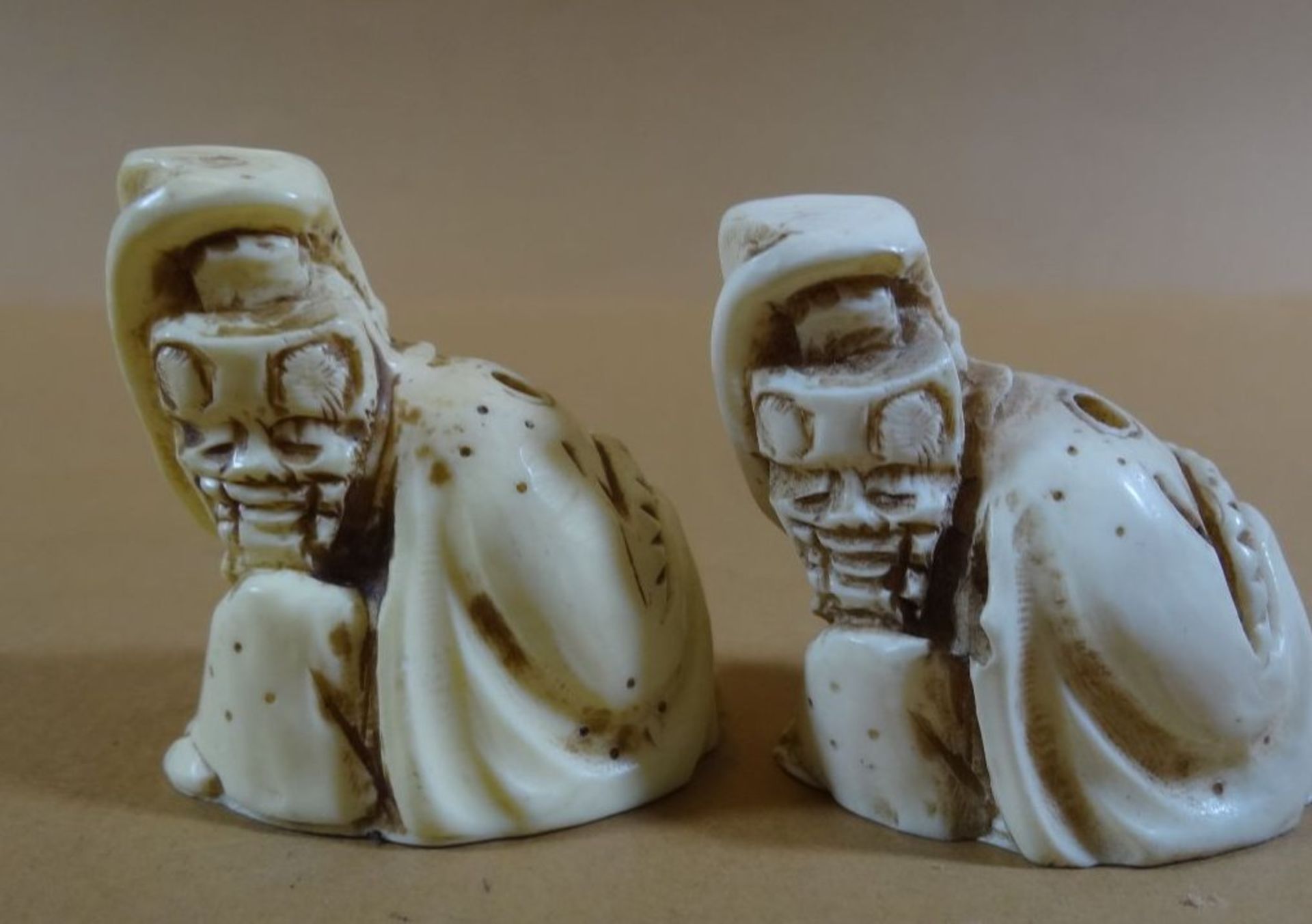 2 Netsuke mit Masken, H-4 cm, Kunstharz - Image 2 of 4