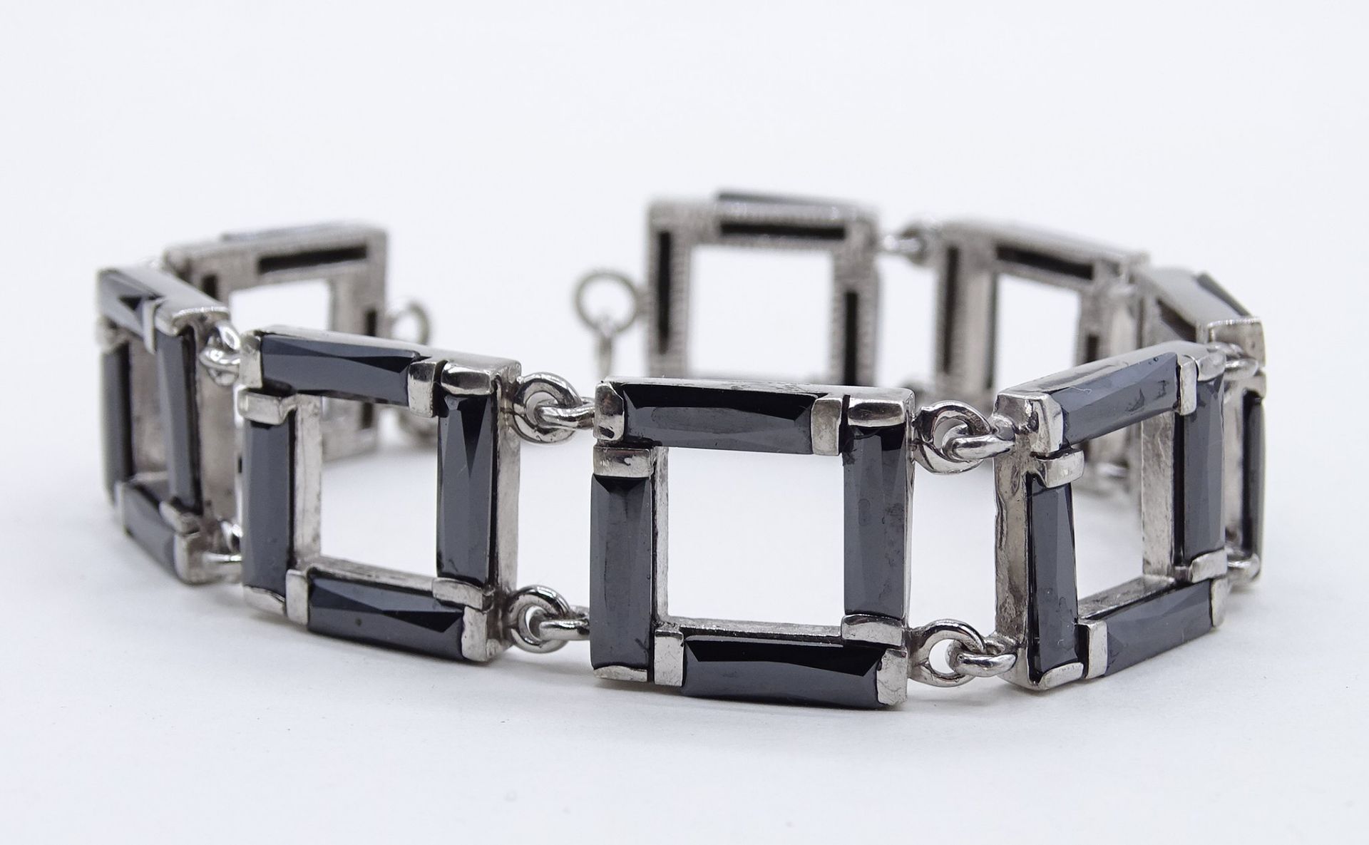 925er-Silberarmband aus quadratischen Gliedern, besetzt mit langrechteckigen schwarzen Steinen, L. 