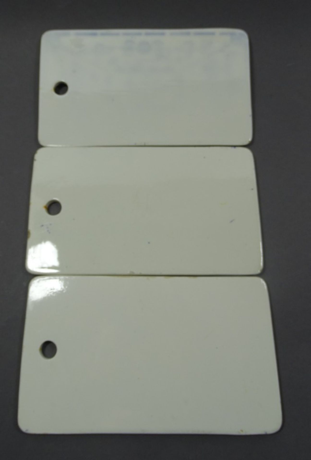3 Porzellanbrettchen mit Strohblumenmuster, 20x11,7 cm, mit Altersspuren, Kratzer, kleine Chips - Bild 2 aus 2