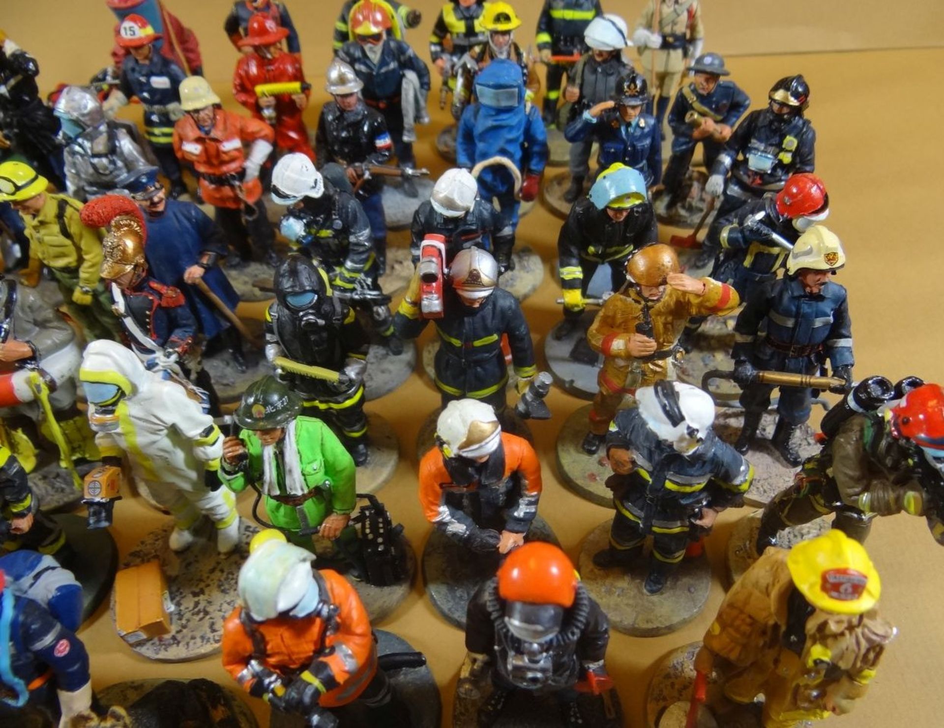 60x diverse Feuerwehr Männer aus Zinn von del Prado, H-9 cm und 2x Löschschläuche auf Rad - Bild 3 aus 11