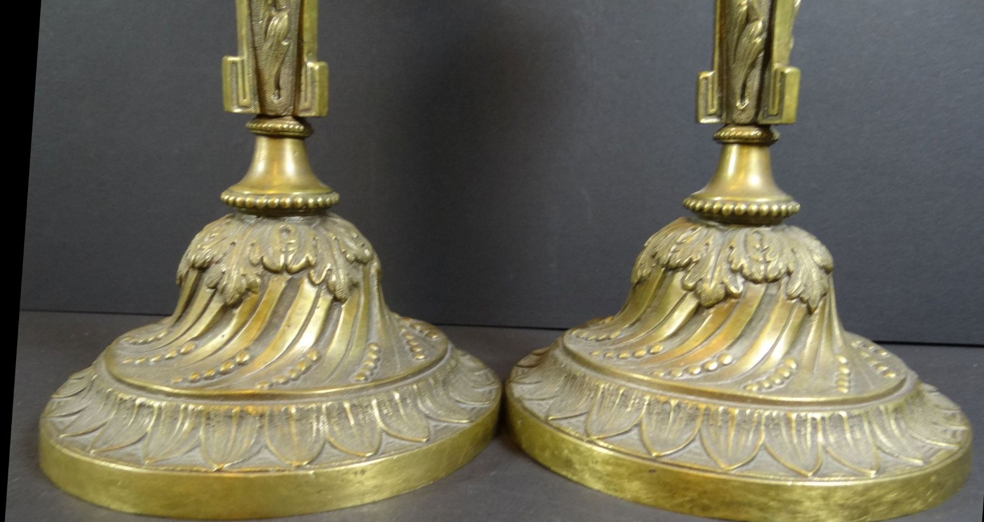 Paar massive Empire Bronze Leuchter, H-26 cm, zus. 3,6 kg., gut erhalten, 19.Jhd. - Image 7 of 7