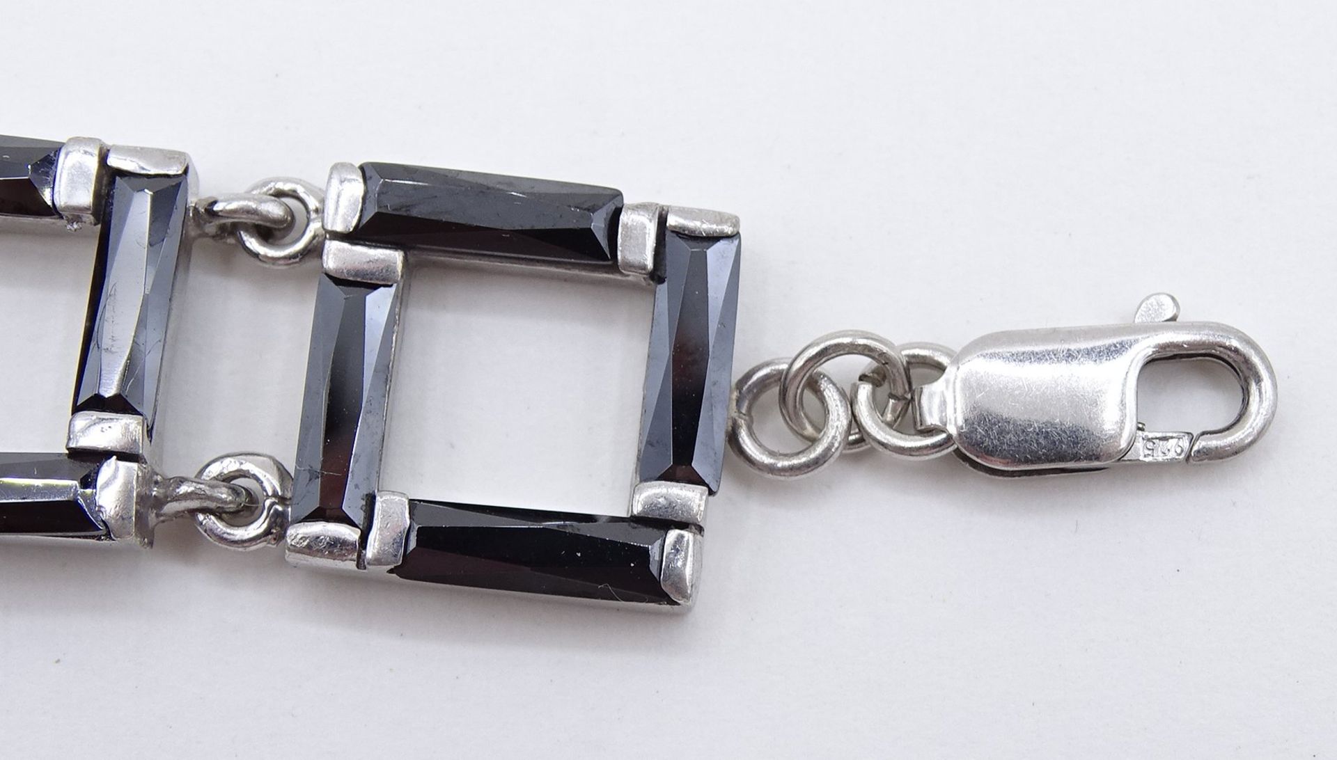 925er-Silberarmband aus quadratischen Gliedern, besetzt mit langrechteckigen schwarzen Steinen, L.  - Bild 3 aus 3