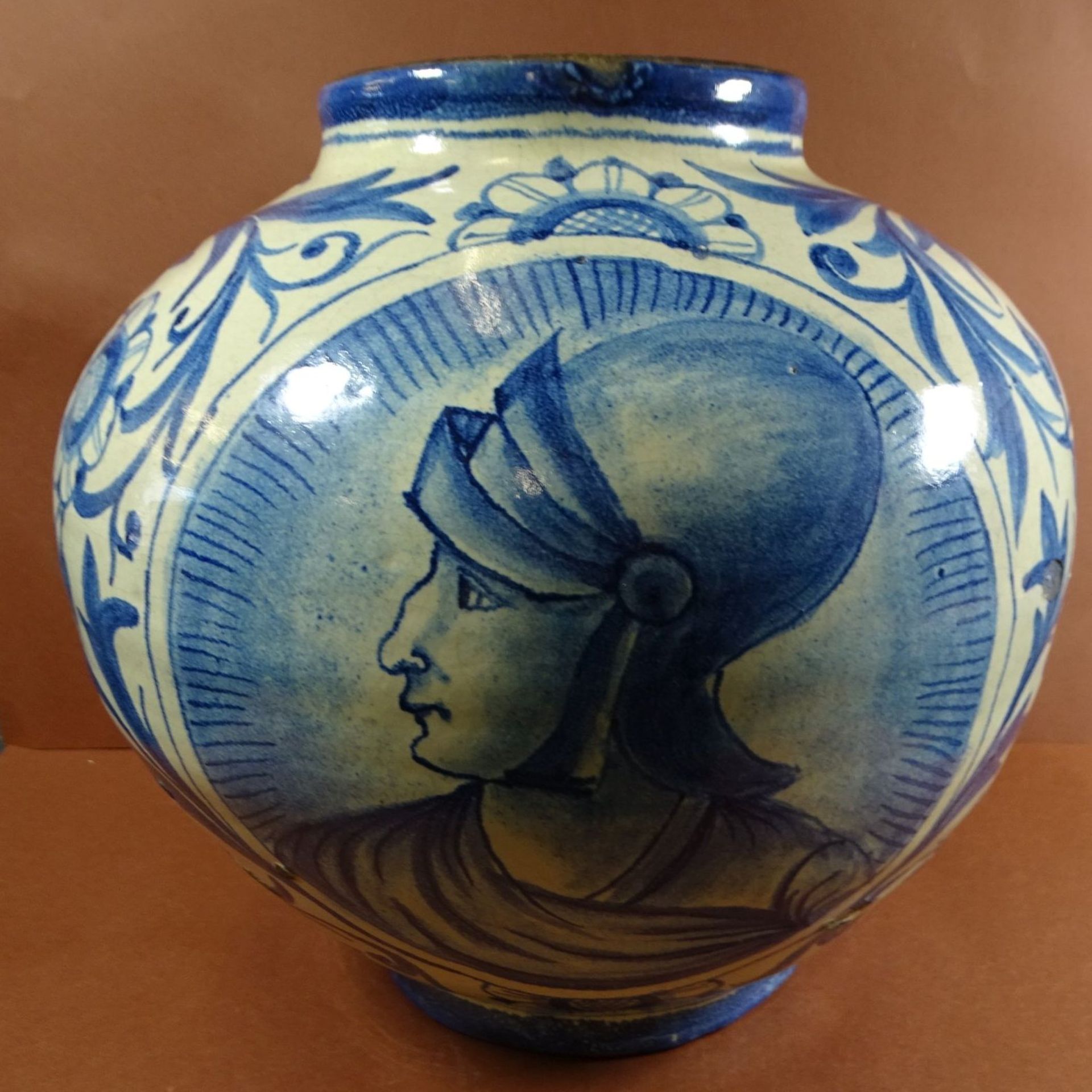 gr. Fayence-Vase mit Portrait eines Condottieri, Blaumalerei, Alters-u. Gebrauchsspuren, einige kl