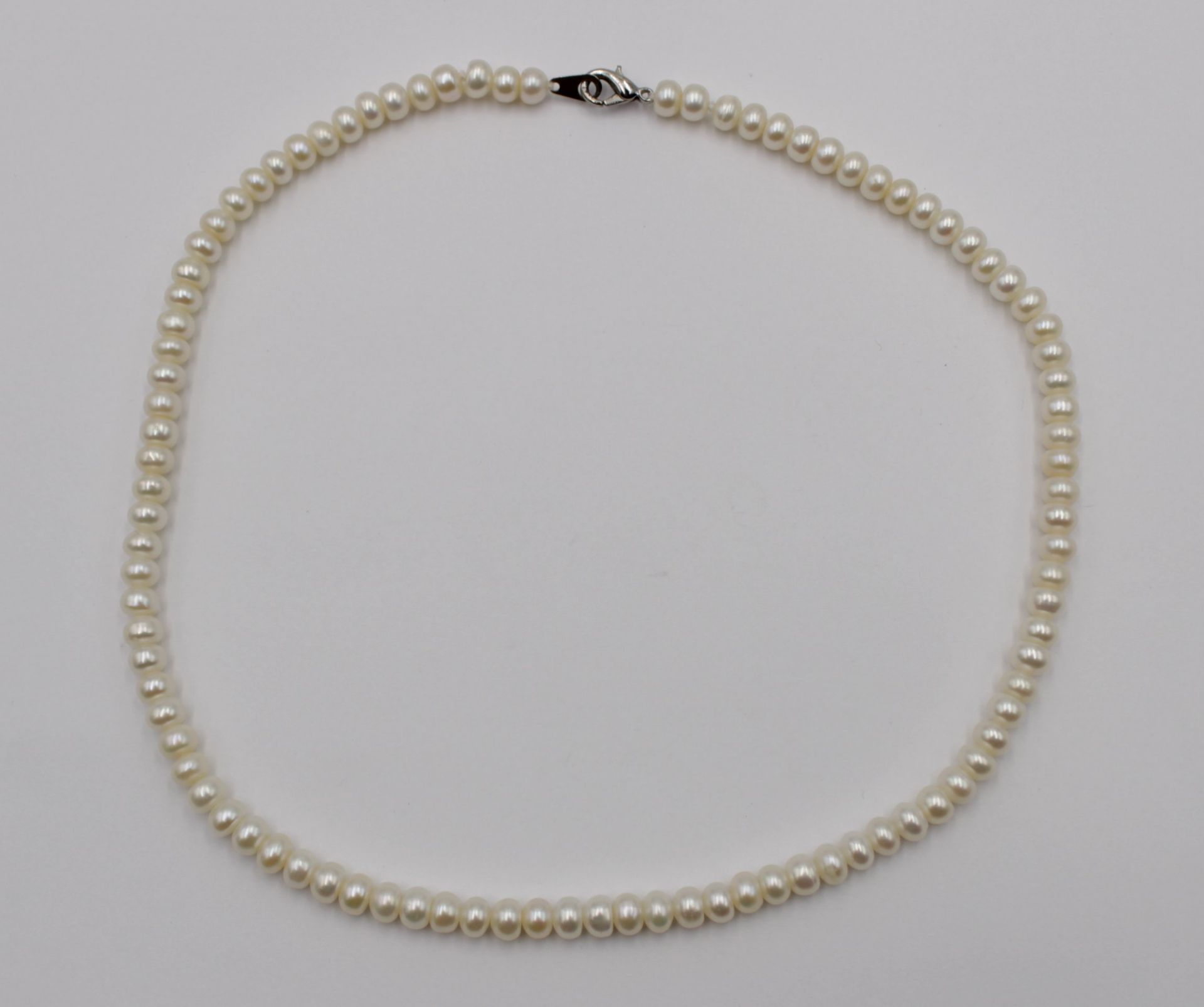 kurze Perlenkette, versilb. Verschluss, ca. L-45cm.