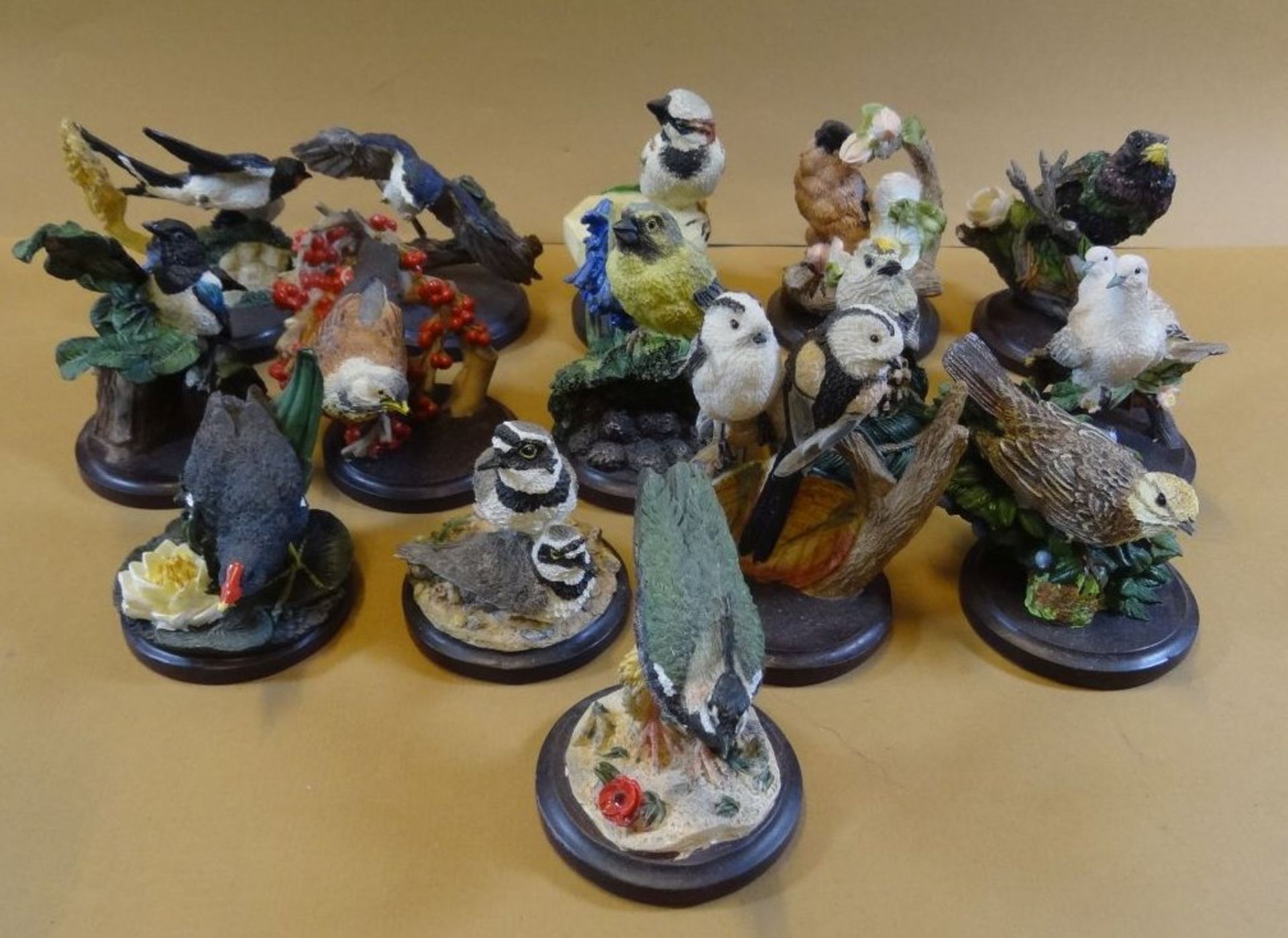15x Vögel aus der Serie "Unsere schöne Vogelwelt" Entw. Pearce, Handbemalt, H-ca. 10 cm, Kunstmasse