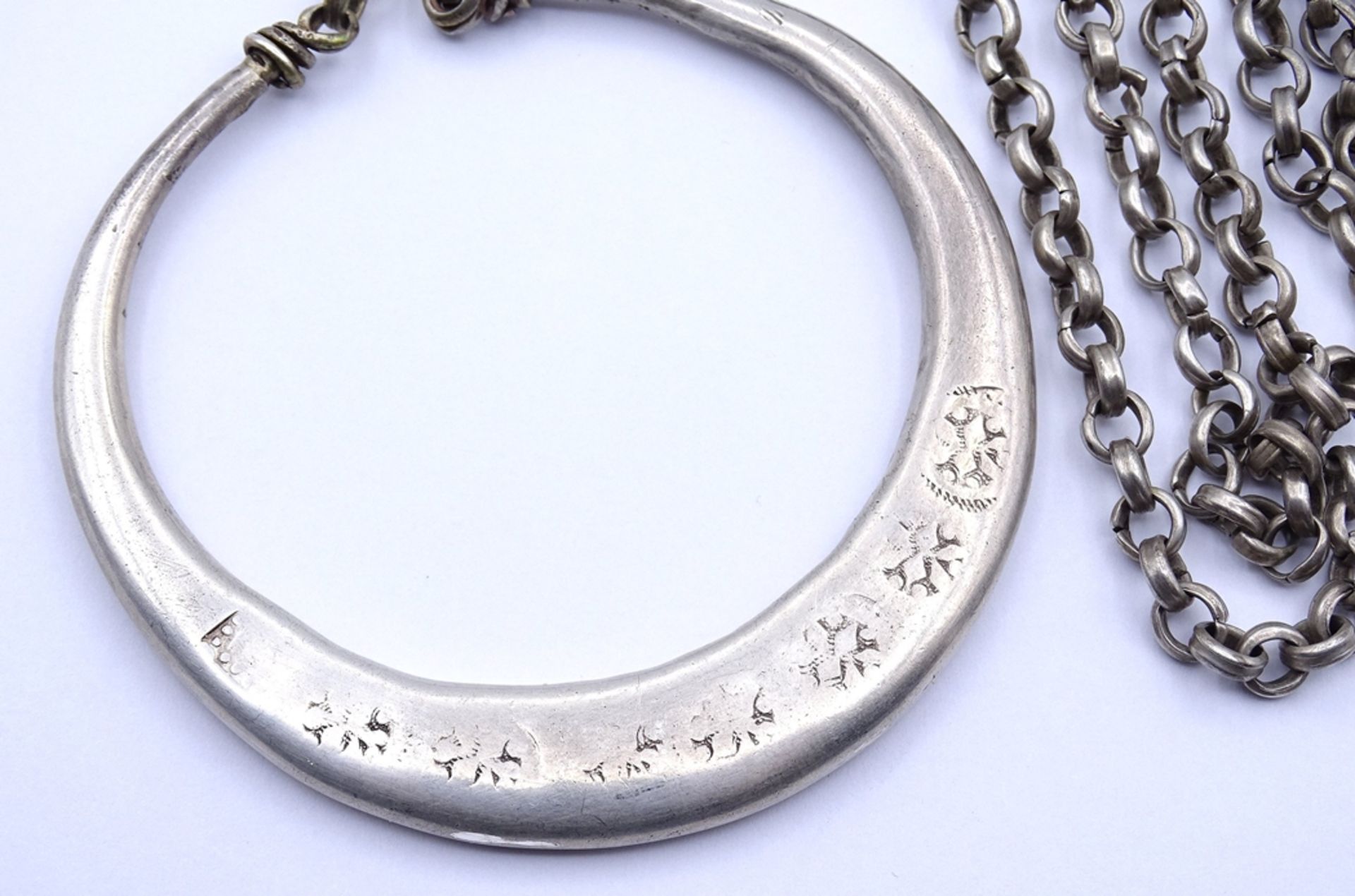 Schwere alte Silber Halskette, Silber gepr., Kette L. 60cm, Anhänger 8x7,5cm, zus. 112g. - Bild 2 aus 3