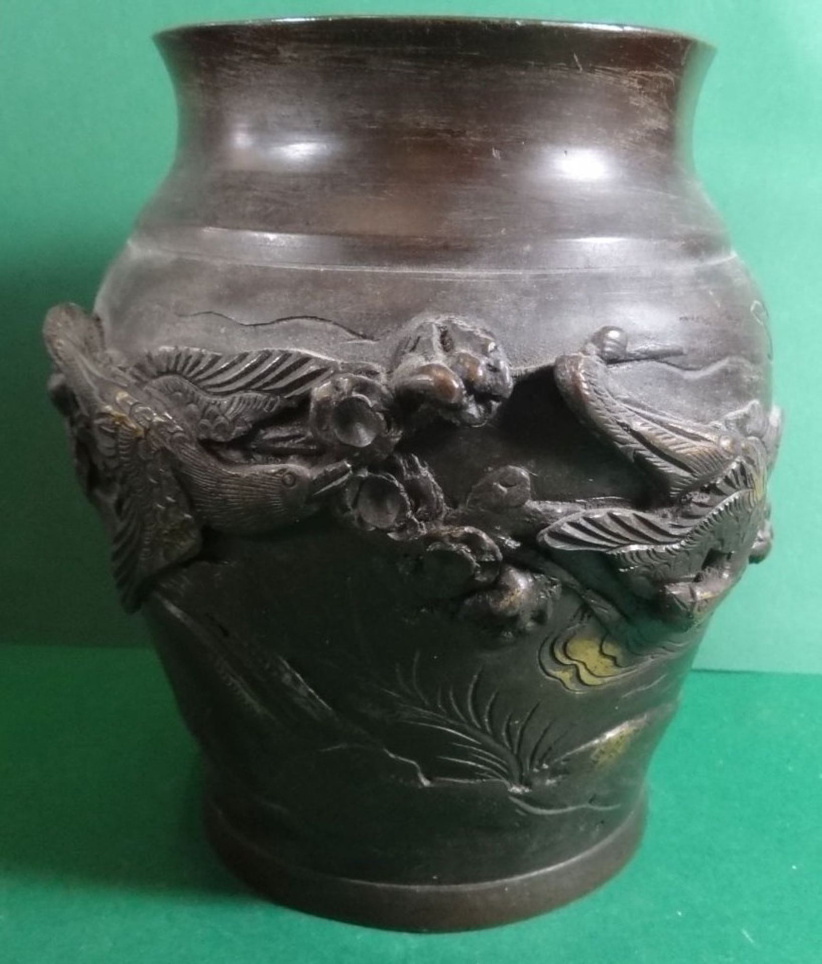 Bronze-Vase mit plastischen umlaufenden Fries, Vögel und Blumen, wohl Japan, 1x Materialfehler o.ä  - Bild 3 aus 6