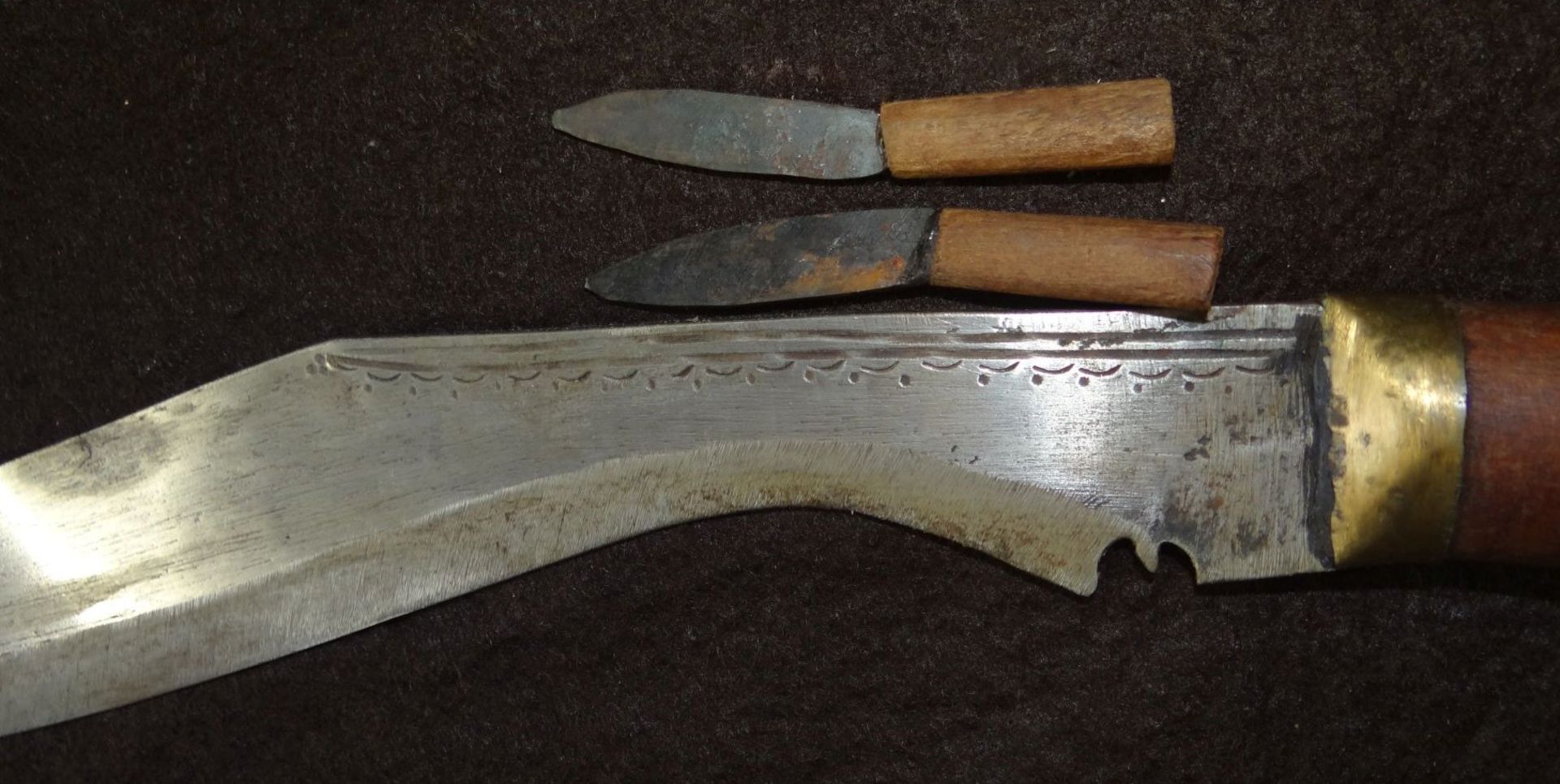 Krummdolch mit 2 kl. Messern in Lederscheide, L-45 cm, Altersspuren, Scheide mit Beschädigungen (1x - Bild 3 aus 4