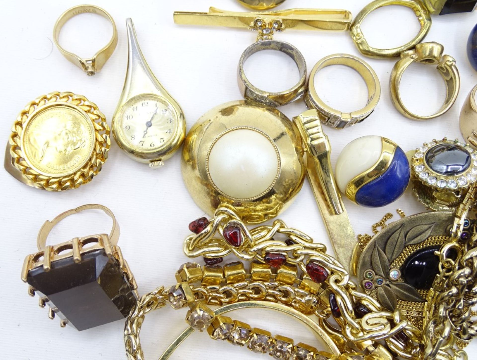 Konvolut goldfarbener Modeschmuck, besetzt mit Schmucksteinen, Strass, teilweise emailliert - Bild 3 aus 10