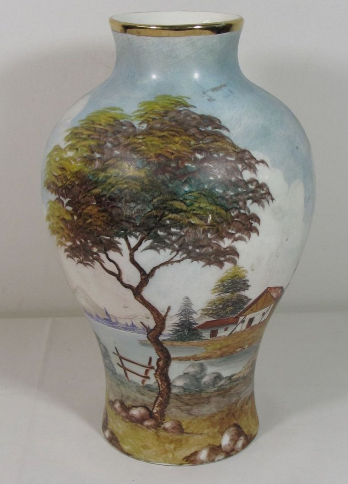 hohe Vase, umlaufend bemalt mit Landschaftsmotiv, älter, ungemarkt, Stand mit 2 Abplatzern, H-28cm.