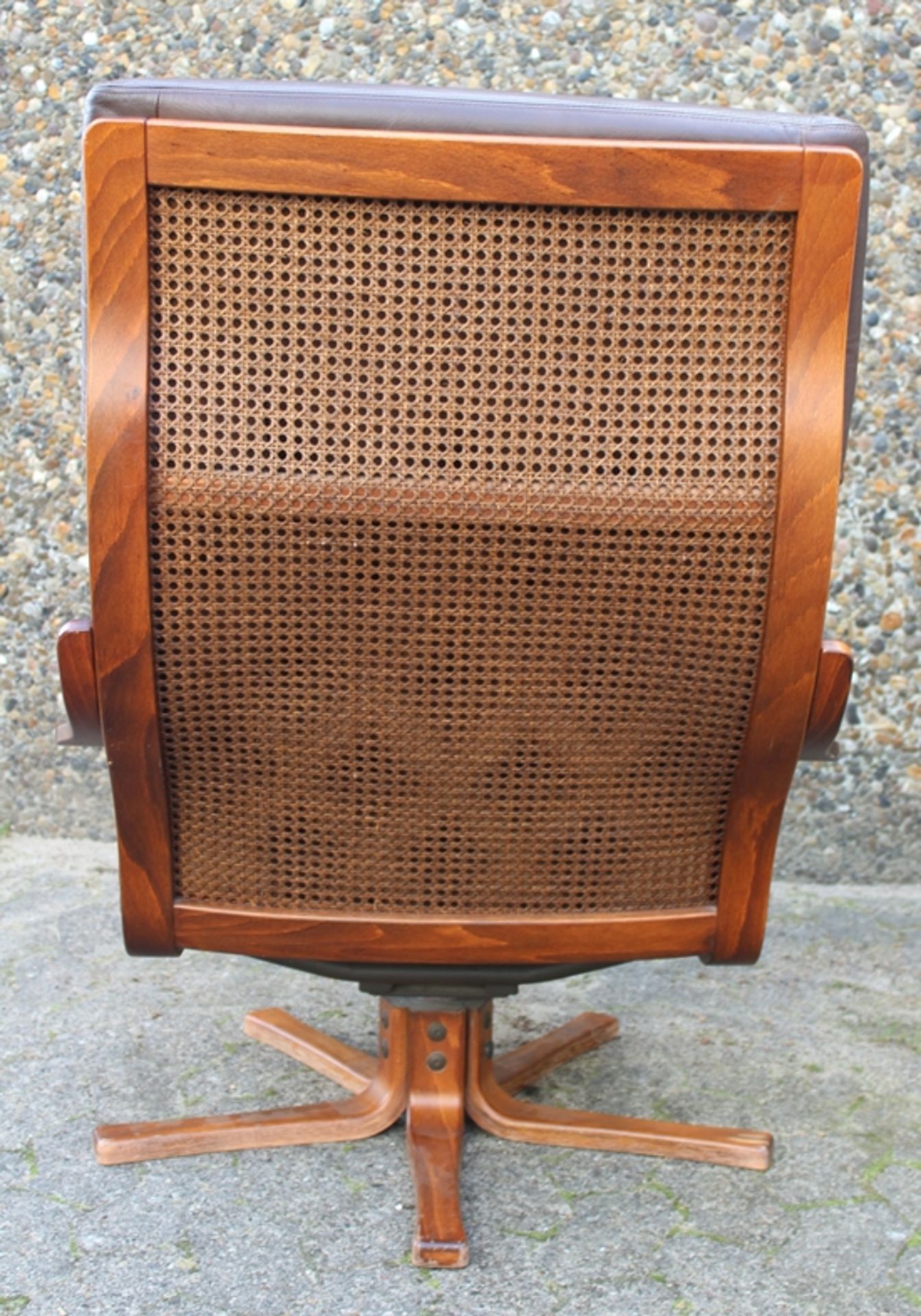 schöner Sessel, wohl Dänemark, Lederauflage, leichte Gebrauchsspuren, H-98,5cm B-72,5cm T-75cm Sh-4 - Image 3 of 6
