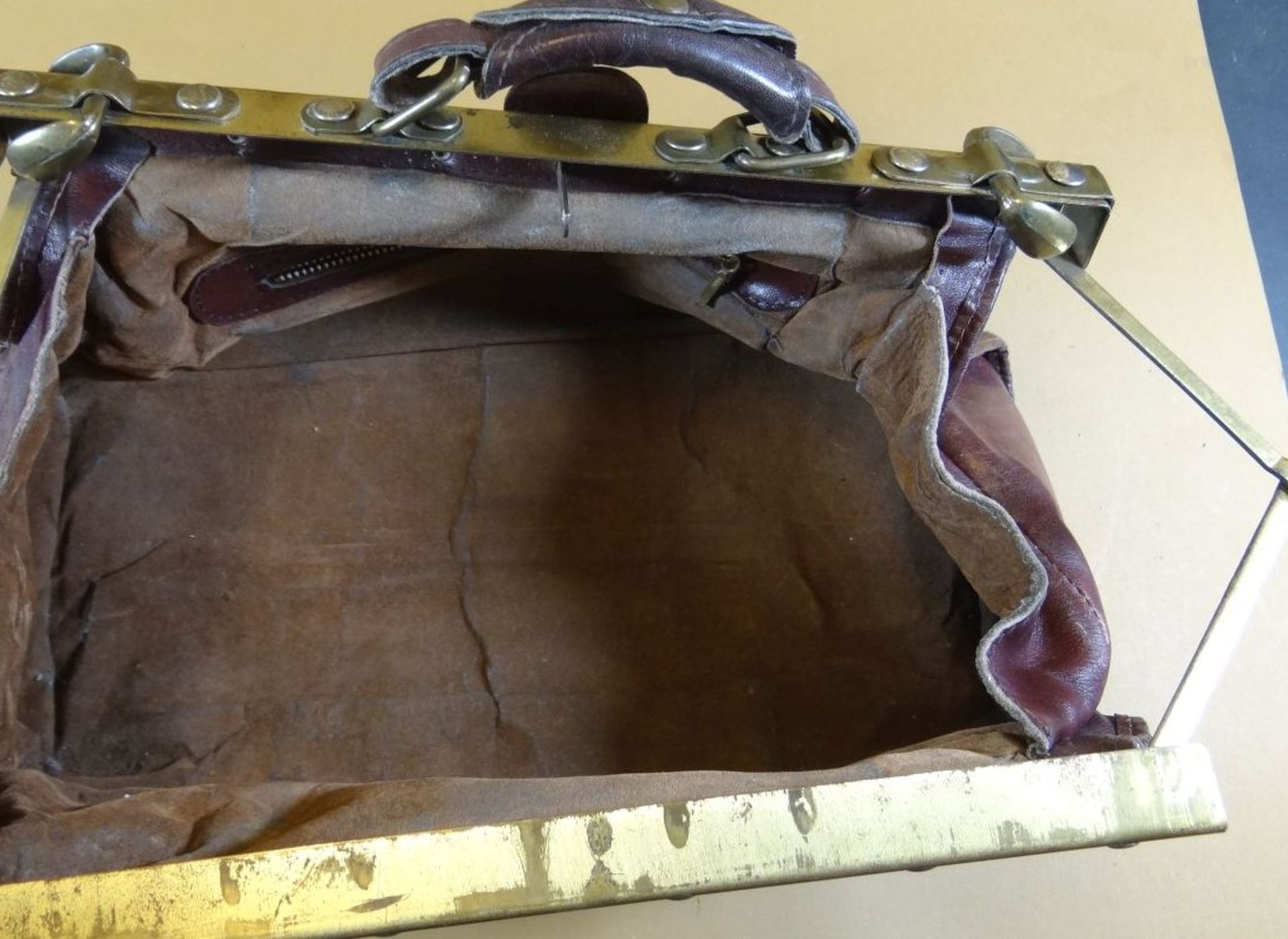 kl. alte Leder-Arzttasche, H-17 cm, 37x16 cm, Gebrauchsspuren - Bild 8 aus 8