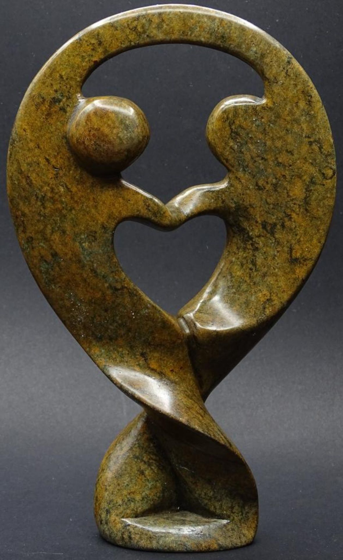 Polierte Stein Figur, Tanzendes Paar, H-20cm, div. Bestossungen.